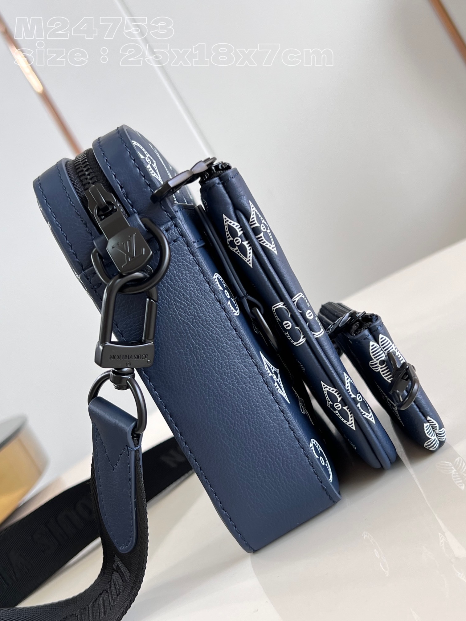 顶级原单M24753蓝本款Trio邮差包取材MonogramShadow牛皮革先后采用压印和印花工艺描绘