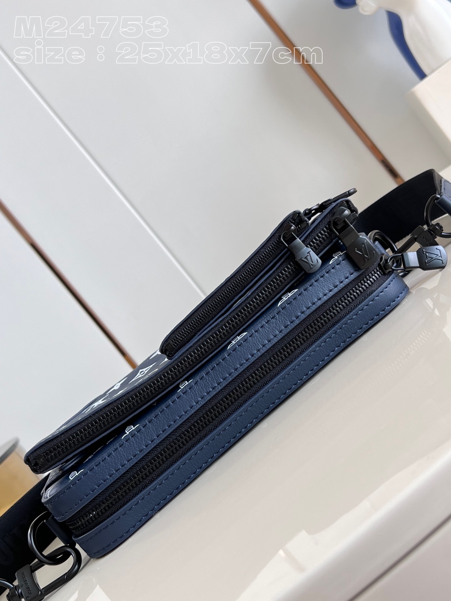 顶级原单M24753蓝本款Trio邮差包取材MonogramShadow牛皮革先后采用压印和印花工艺描绘