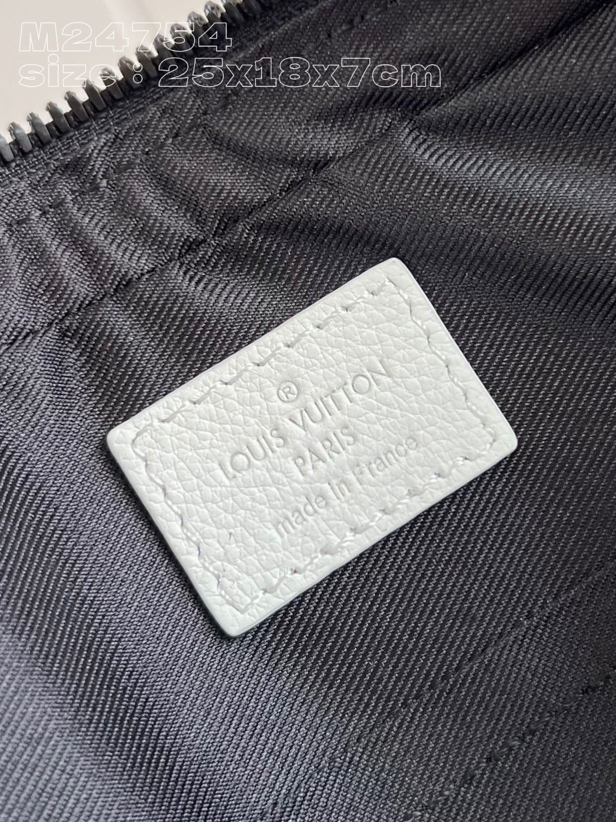 顶级原单M24754白本款Trio邮差包取材MonogramShadow牛皮革先后采用压印和印花工艺描绘