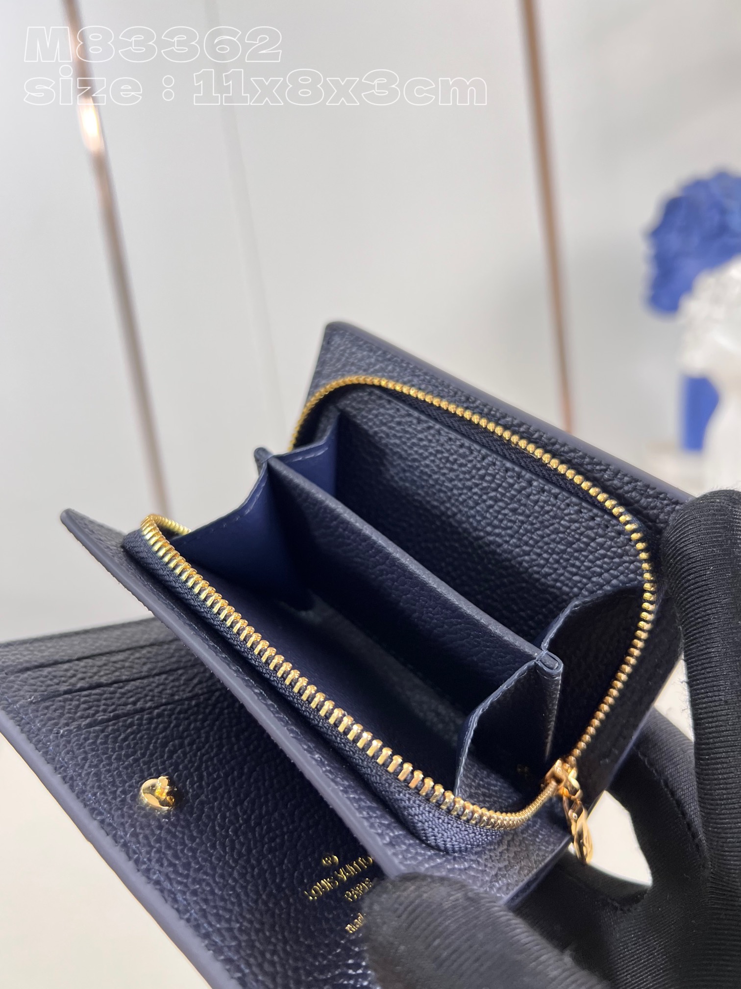 顶级原单M83362深蓝压花Cléa钱夹采用MonogramEmpreinte柔软粒面牛皮制成饰有路易威