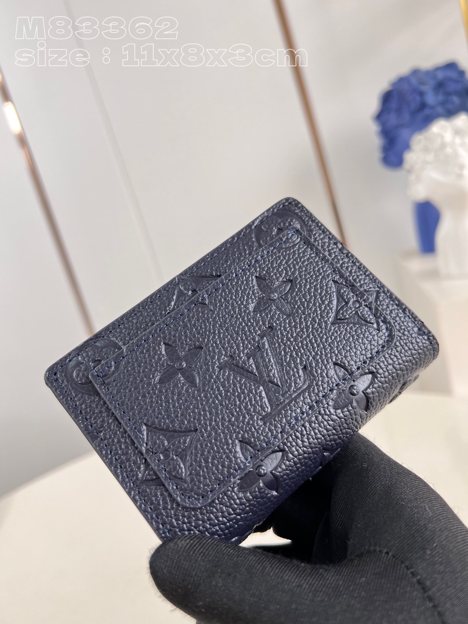 顶级原单M83362深蓝压花Cléa钱夹采用MonogramEmpreinte柔软粒面牛皮制成饰有路易威