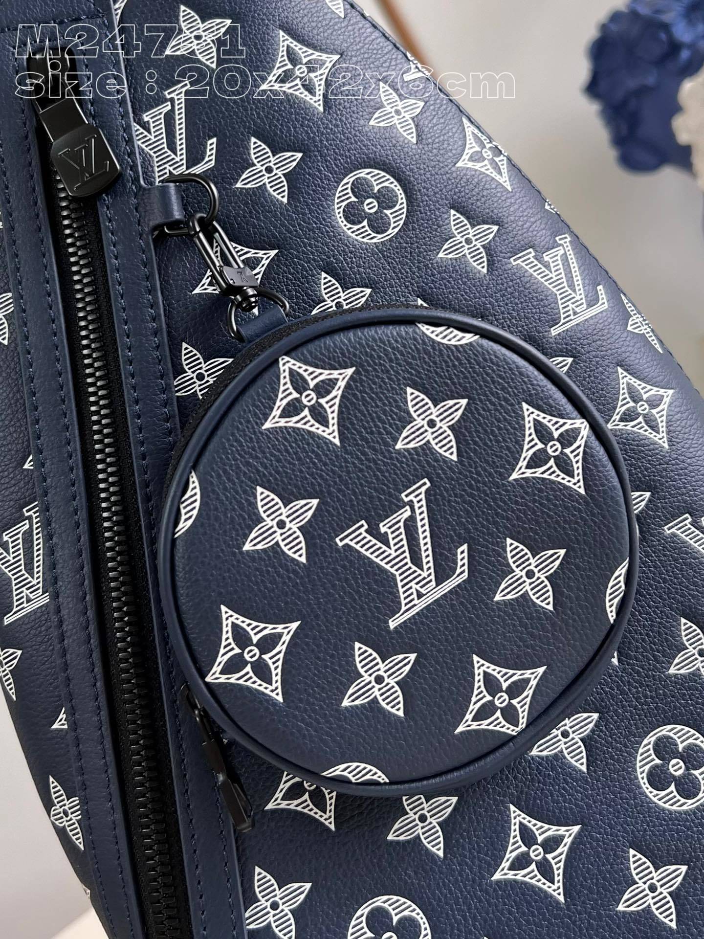 顶级原单M24751本款Duo单肩包取材柔软MonogramShadow牛皮革先后以压印和印花工艺描绘M