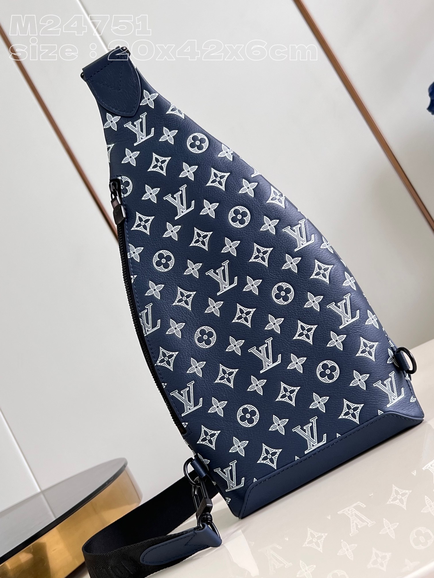 顶级原单M24751本款Duo单肩包取材柔软MonogramShadow牛皮革先后以压印和印花工艺描绘M