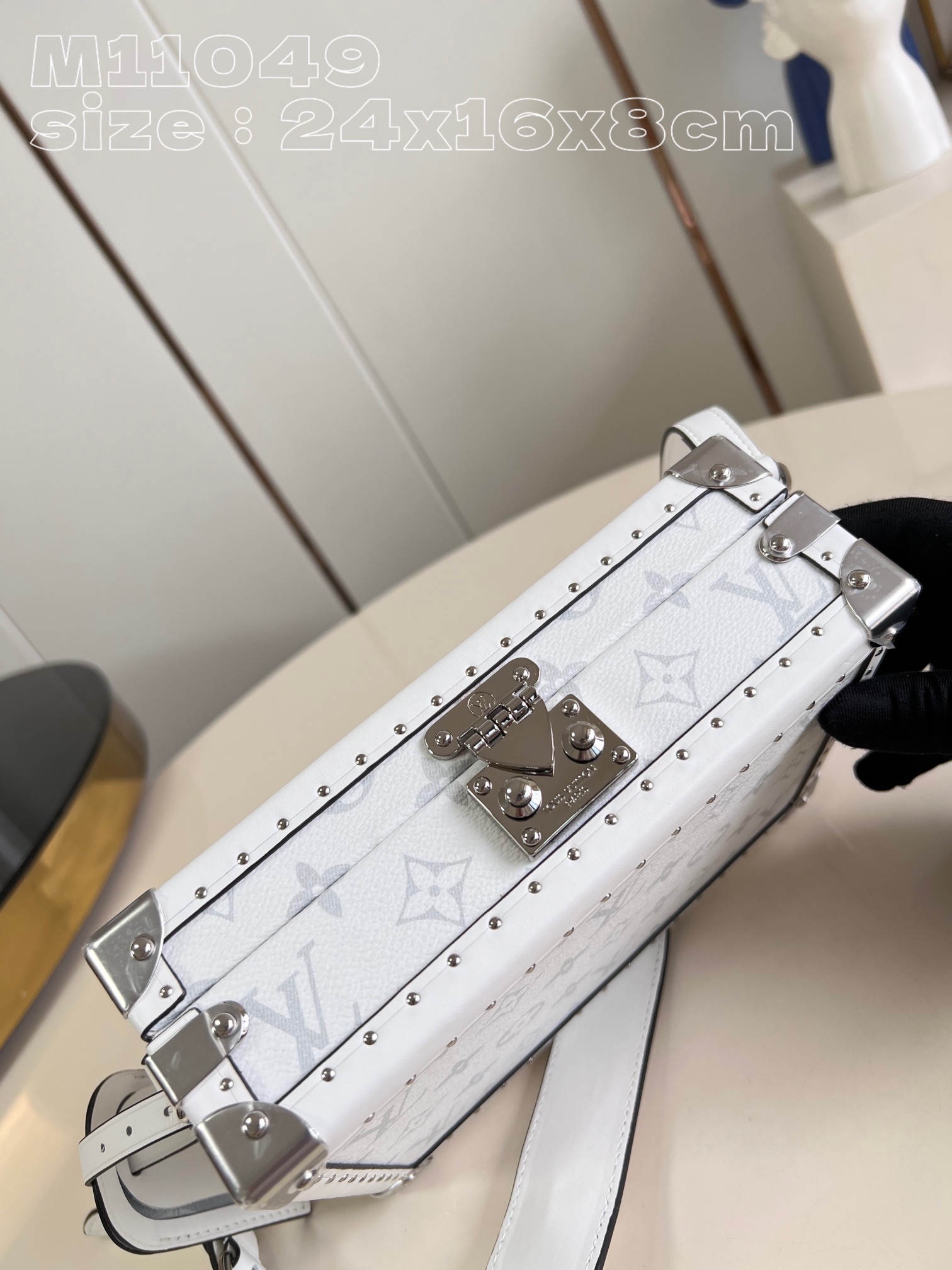 顶级原单M11049白本款ClutchBox手袋以清新色调回归新季与HardsidedTaigarama