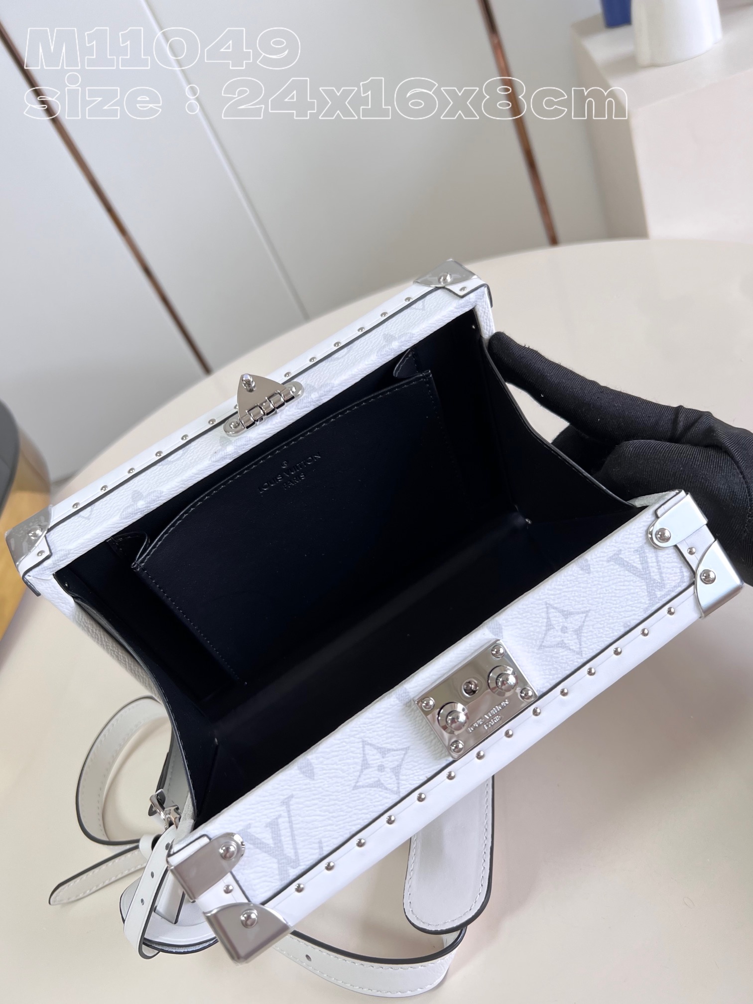 顶级原单M11049白本款ClutchBox手袋以清新色调回归新季与HardsidedTaigarama