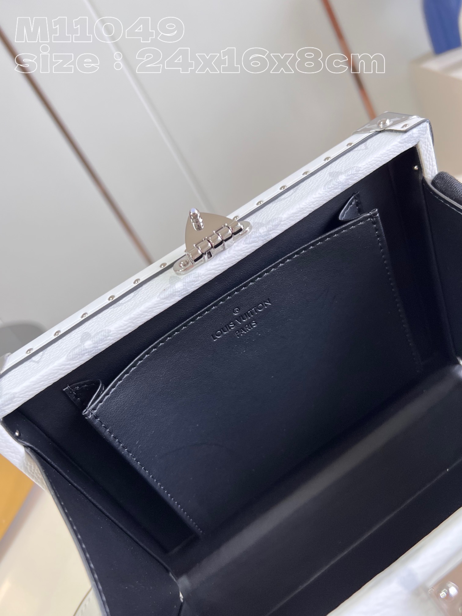 顶级原单M11049白本款ClutchBox手袋以清新色调回归新季与HardsidedTaigarama