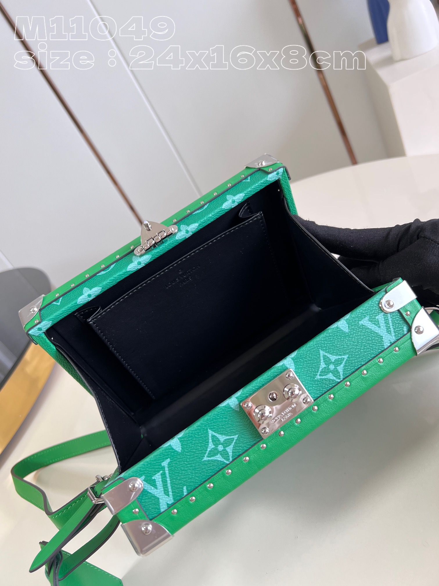 顶级原单M11049绿M11058本款ClutchBox手袋以清新色调回归新季与HardsidedTai