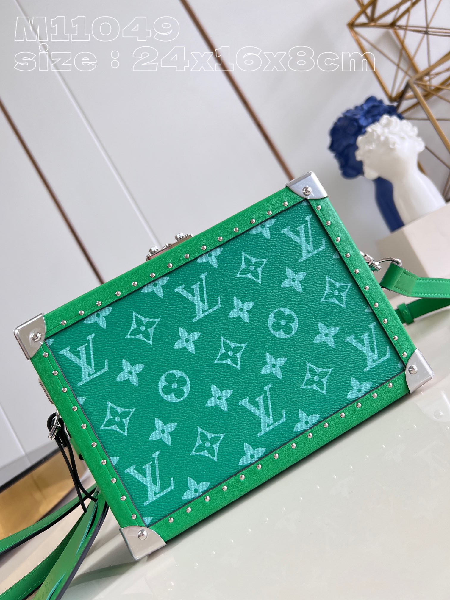 顶级原单M11049绿M11058本款ClutchBox手袋以清新色调回归新季与HardsidedTai