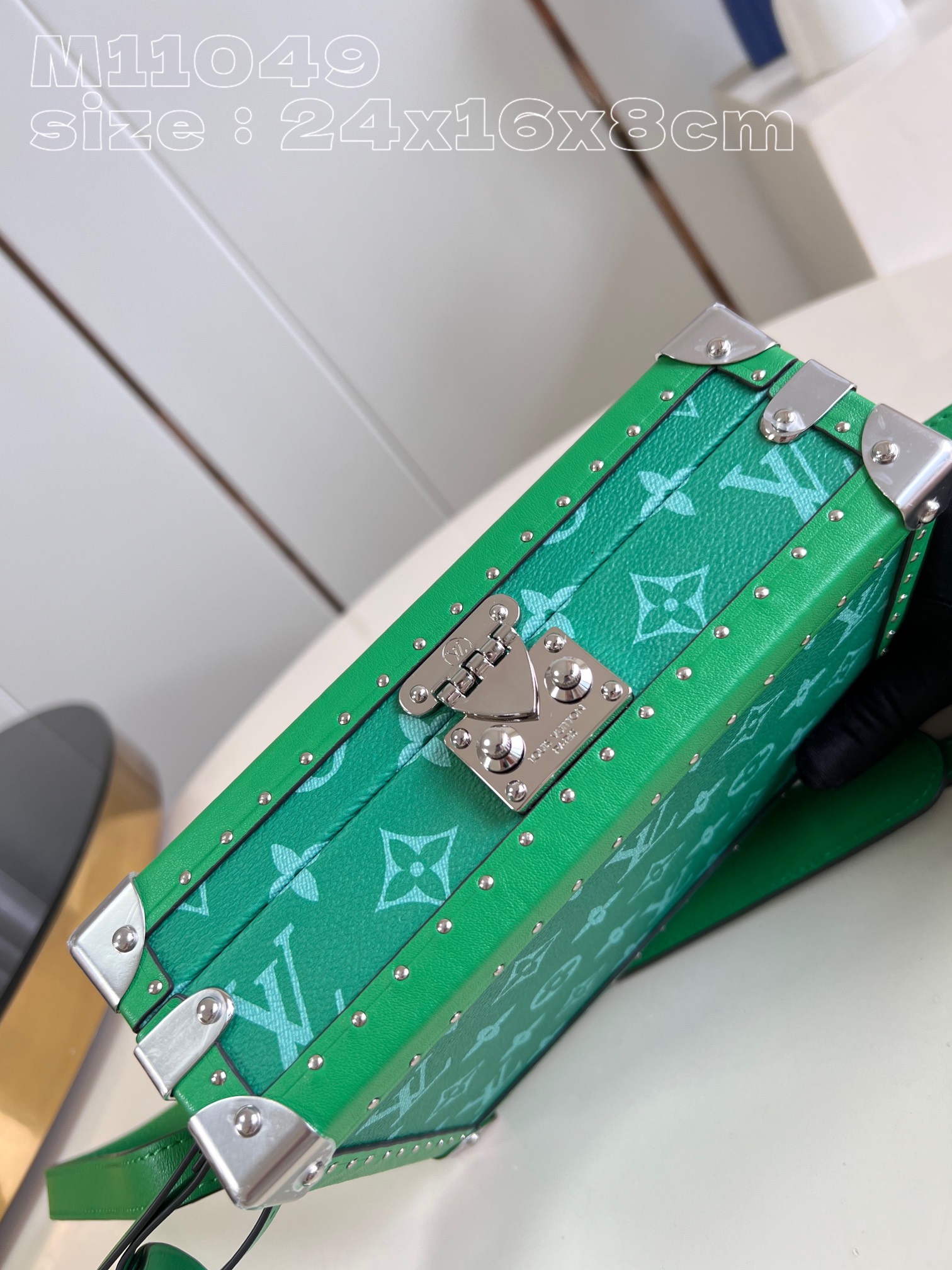 顶级原单M11049绿M11058本款ClutchBox手袋以清新色调回归新季与HardsidedTai