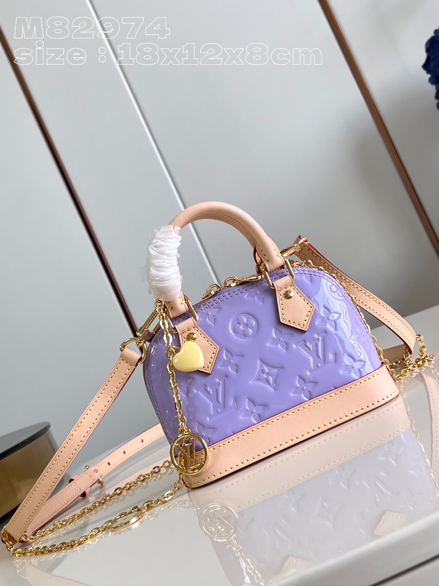 [Exclusive Real Shot M82974 Purple] Ce nano alma est fait d’un cuir breveté Vernis monogramme plus lumineux, et il est équipé d’un sac à main Alma classique avec des bords et des poignées de cuillère de vache naturel pour interpréter le style d’art décoratif de la marque avec une petite forme. Le design est orné d’un cuir breveté brillant dans le motif de fleurs de pression de monogramme, injectant le luxe dans le ton de couleur rose, et le corps du sac est équipé d’une sangle de chaîne en or de démantèlement, qui peut être transportée à l’arrière de l’épaule. 18 x 12 x 8 cm (longueur x hauteur x largeur)