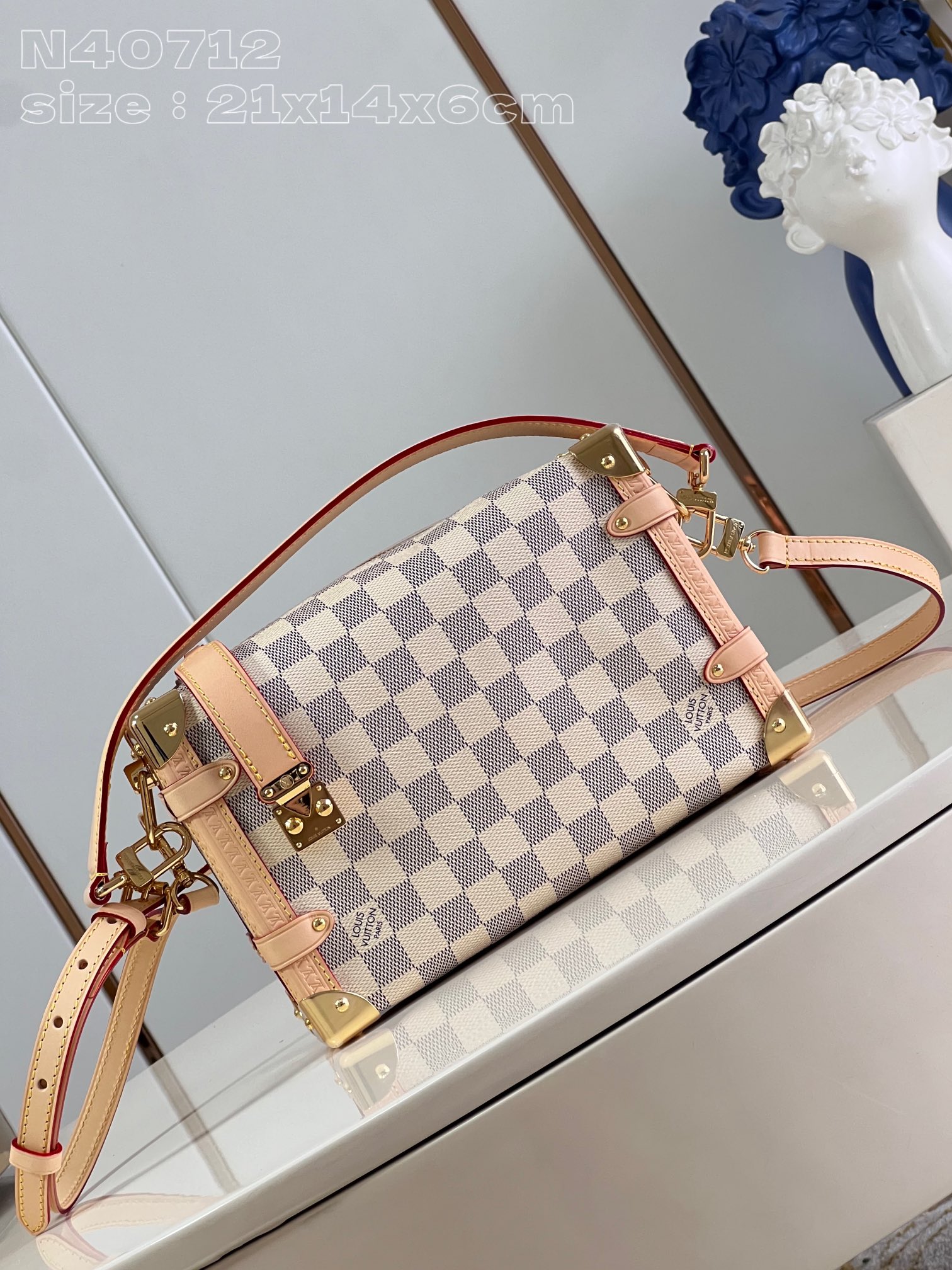 [Exclusive Real Shot N40712 Bai Ge] Ce drôle de tronc latéral MM a été interprété par le directeur artistique Nicolas Ghesquière avec un cuir de veau Damier Vernis avec un chariot de vache naturel. La conception imprime d’abord le motif damier sur le cuir de veau à peinture douce extrême, puis appuyez sur la ligne d’impression, et avec le verrouillage Solden S et d’autres pièces métalliques. 21 x 14 x 6 cm (longueur x hauteur x largeur)