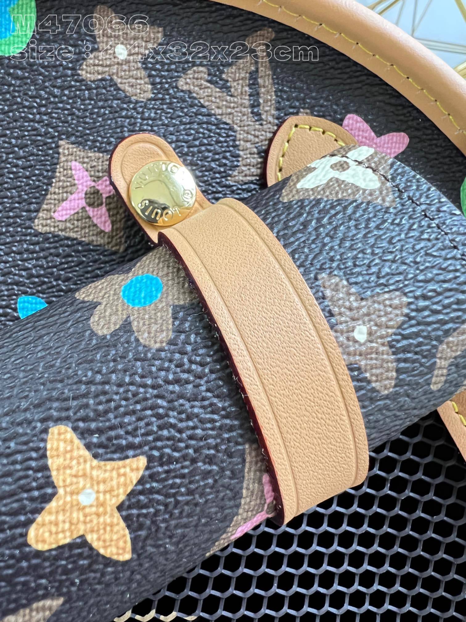 顶级原单M47066本款Dog宠物包以MonogramCraggy帆布汇聚手绘风格Monogram图案与