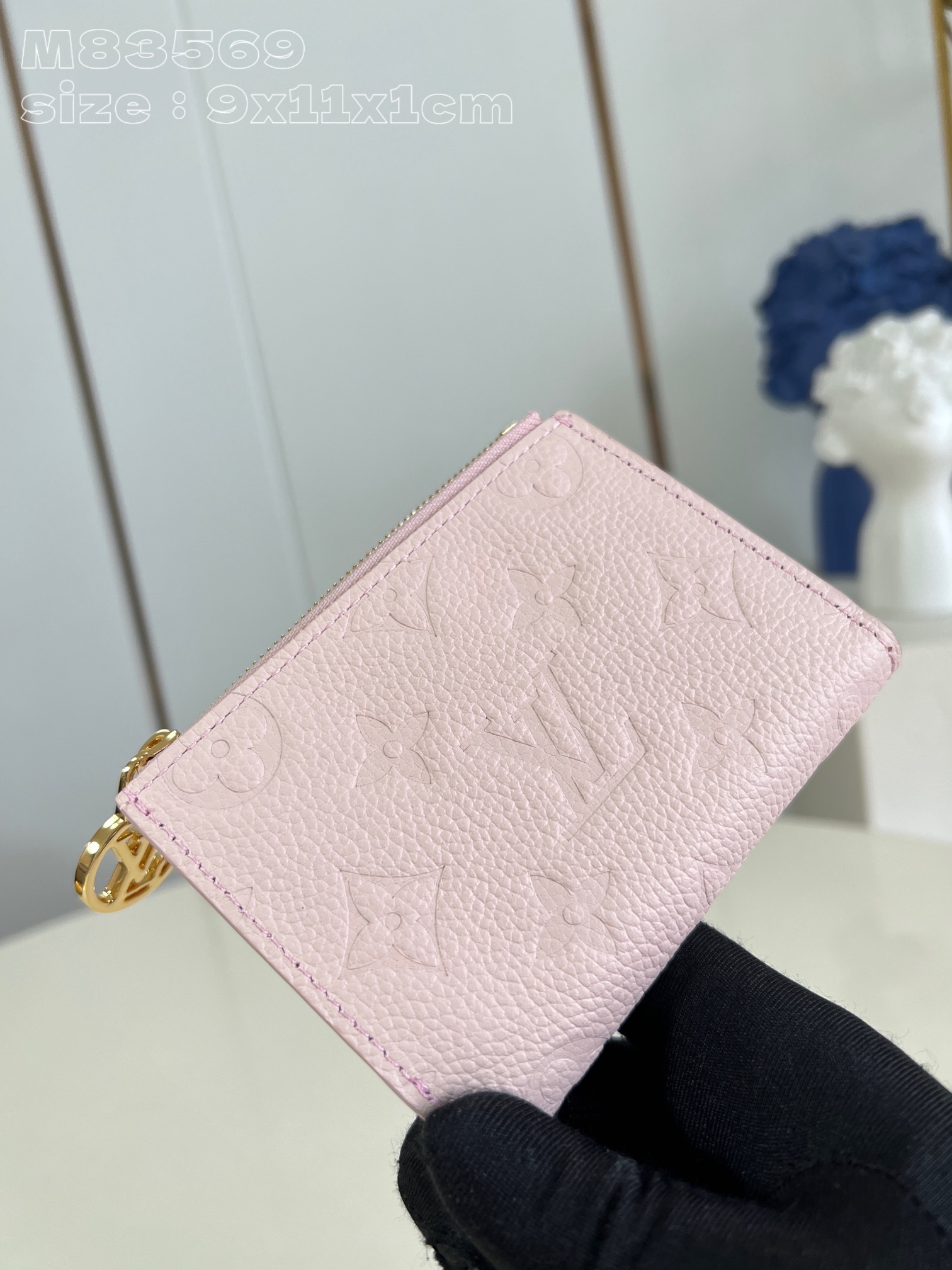 [POUDRE M83569 SUR LE REAL EXCLUSIVE] Ce portefeuille Lisa est interprété avec un ton de vache monogramme rose Empreinte cette saison, et est décoré de motifs de pressage de fleurs monogrammes à faible clé. La conception du portefeuille est simple et petite, peut être facilement placée dans des sacs à main ou des poches, et est équipé de plusieurs sacs et de l’expansion des cartes de visite, tandis que la tête de fermeture à glissière Circle Logo Circle rend le design ajouter exquis. 9 x 11,5 x 1,5 cm (longueur x hauteur x largeur)