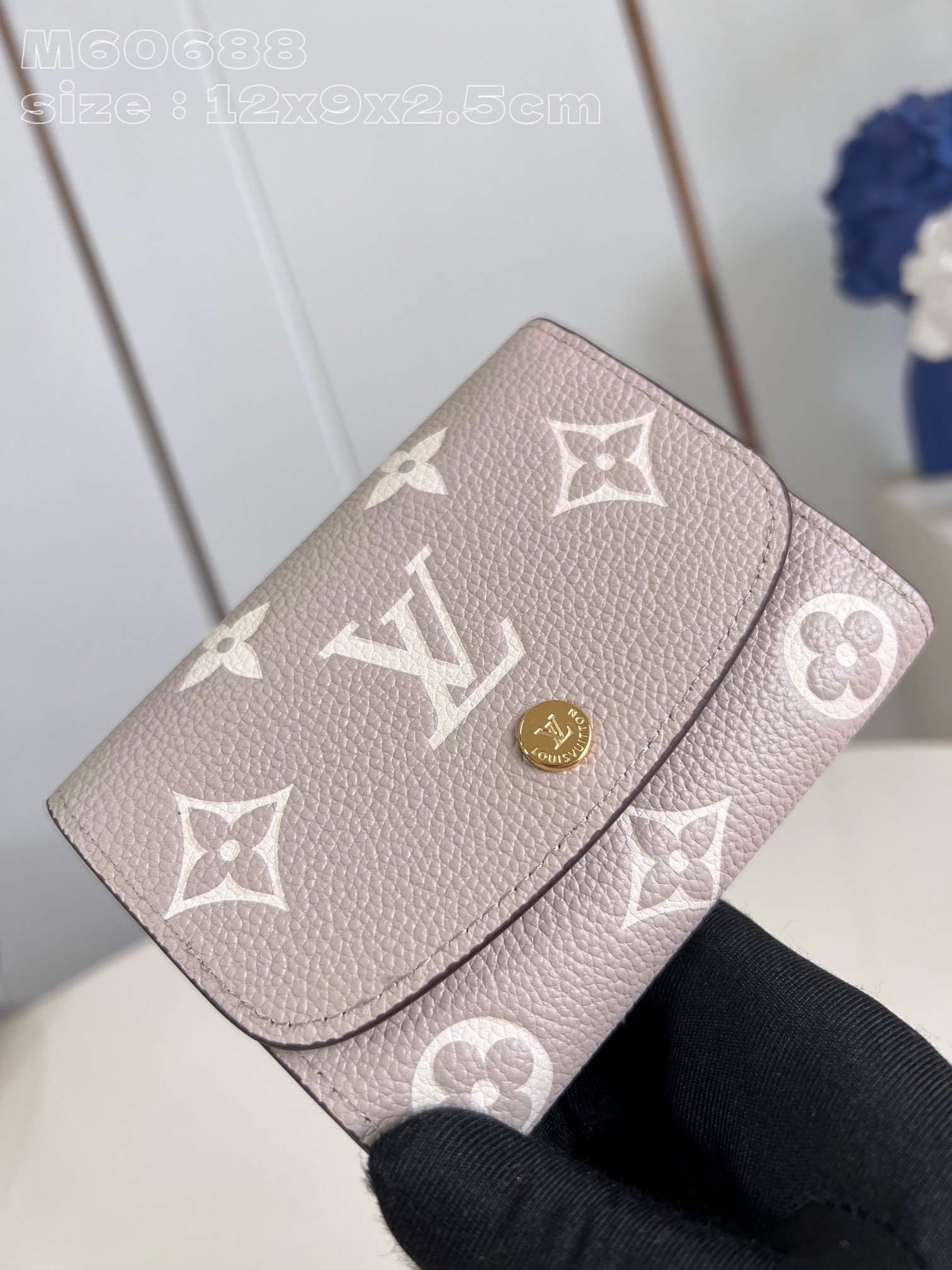 NO:402015,【Exclusive real photo M60688 gray silk screen】Victorine wallet is made of Mahina calf leather. Although it is small, it has a clever interior design, and the capacity is enough to accommodate business cards, change and bills. The envelope-style flip is decorated with gold LV engraved logo snaps. After opening it, it can show the banknote pocket, zipper change lattice and six business card interlayers. Size 12 x 9.5 x 2.5 cm C.280, LV [original leather], louis vuitton, cowhide19860909【独家实拍 M60688灰丝印】Victorine錢包採用Mahina小牛皮製作,尺寸雖小卻備有巧妙的內部設計,容量足以容納名片、零錢及票據.信封式翻蓋飾以金色LV鐫刻標誌按扣,打開後可展現紙幣口袋、拉鏈零錢格及六個名片夾層.尺寸12 x 9.5 x 2.5 厘米 C.280,LV【原厂皮】,louis vuitton,cowhide,Bag