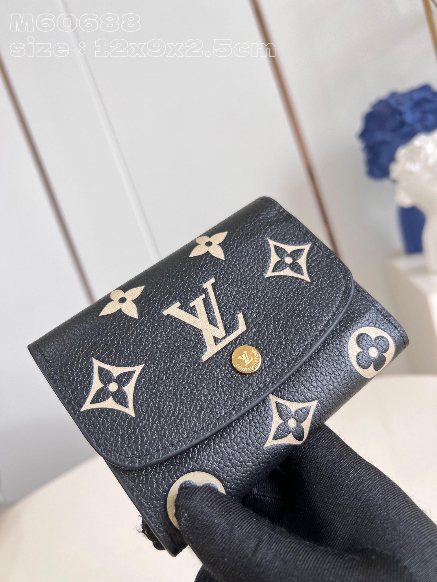 NO:402018,【Exclusive real photo M60688 black silk screen】Victorine wallet is made of Mahina calf leather. Although it is small, it has a clever interior design, and the capacity is enough to accommodate business cards, change and bills. The envelope-style flip is decorated with gold LV engraved logo snaps. After opening it, it can show the banknote pocket, zipper change lattice and six business card interlayers. Size 12 x 9.5 x 2.5 cm C.280, LV [original leather], louis vuitton, cowhide19860909【独家实拍 M60688黑丝印】Victorine錢包採用Mahina小牛皮製作,尺寸雖小卻備有巧妙的內部設計,容量足以容納名片、零錢及票據.信封式翻蓋飾以金色LV鐫刻標誌按扣,打開後可展現紙幣口袋、拉鏈零錢格及六個名片夾層.尺寸12 x 9.5 x 2.5 厘米 C.280,LV【原厂皮】,louis vuitton,cowhide,Bag