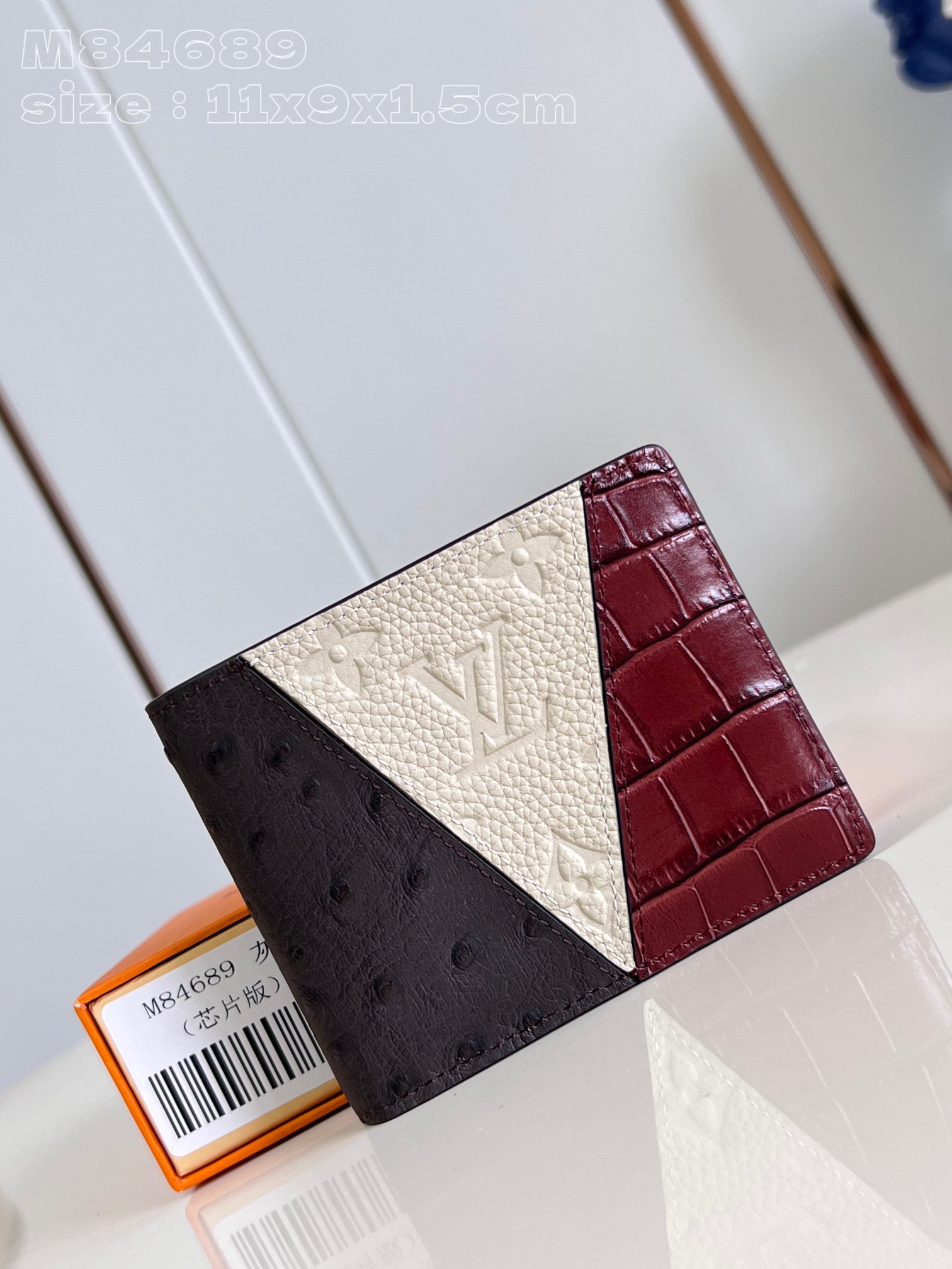 [Exclusivité Real Shot M84689] Ce portefeuille multiple est l’un des styles classiques classiques de Louis Vuitton. Le design du portefeuille est encore plus sublimé, et le cuir de luxe ultime est méticuleux, y compris l’emblématique Calfskin de monographie Taurillon, qui est l’emblématique monographie de Taurillon, qui montre l’artisanat élégant et exquis, qui montre le style élégant et exquis. Taille: 11x9x1,5 cm