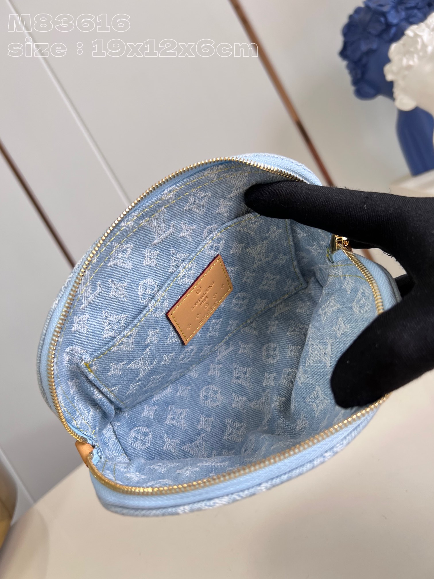 顶级原单M83616本款PochetteCosmétique化妆包采用MonogramDenim棉布将M