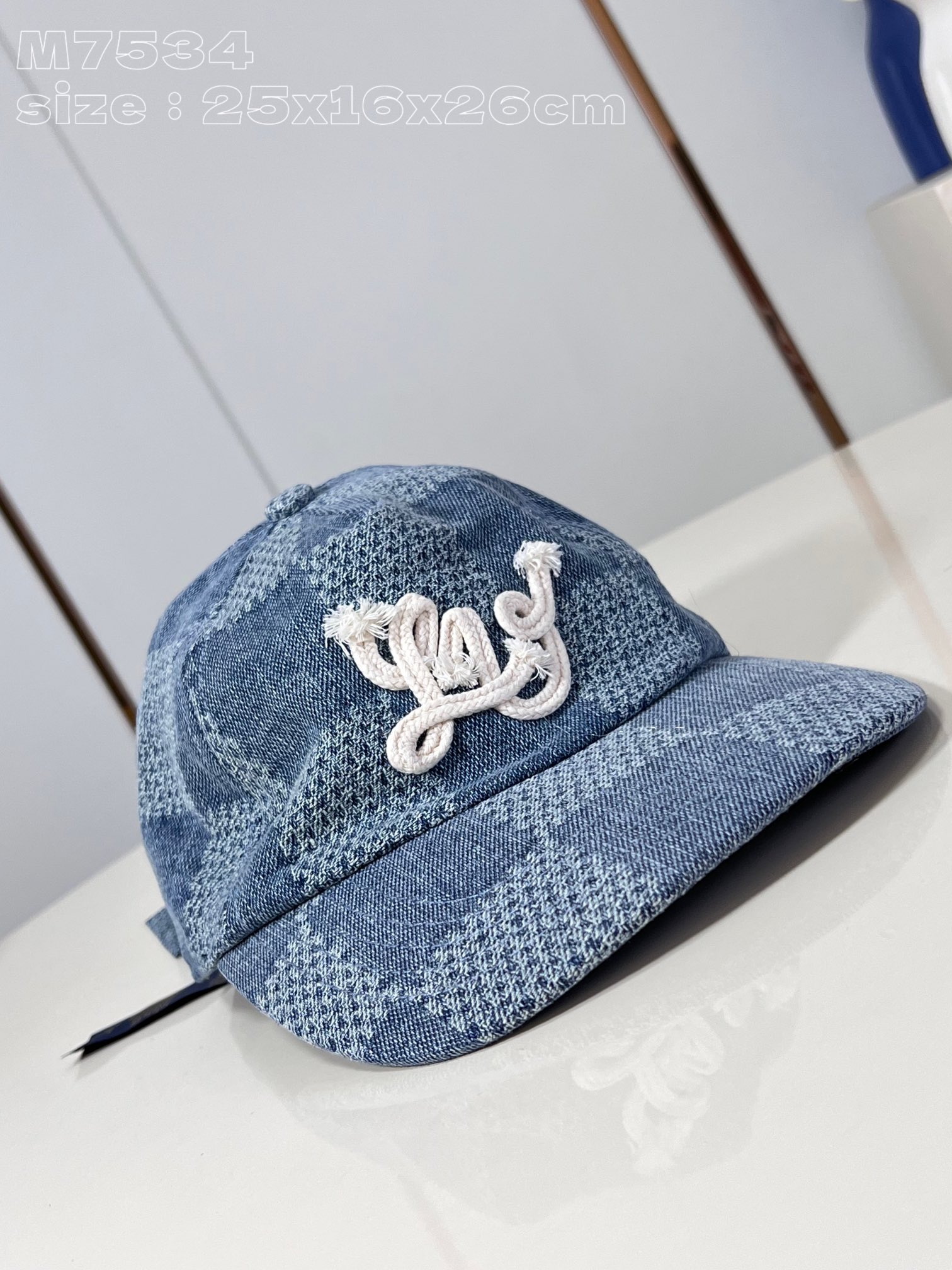 NO:402150,【Exclusive real shot M7534】Damier Denim 3D baseball cap is made of denim, and uses fresh brushstrokes to depict the iconic plaid pattern that Pharrell Williams has rejuvenated in the spring and summer show, and then uses thick rope embroidered with a striking LV logo above the brim of the hat. 25 x 16 x 26 cm (length x height x width) C.350,LV [original leather],louis vuitton,hats19860909【独家实拍 M7534】Damier Denim 3D 棒球帽取材丹宁布,以清新笔触描绘 Pharrell Williams 于 春夏秀场焕新演绎的标志性格纹,再选用粗绳刺绣帽檐上方的醒目 LV 标识.25 x 16 x 26厘米 (长度 x 高 x 宽) C.350,LV【原厂皮】,louis vuitton,hats,Bag