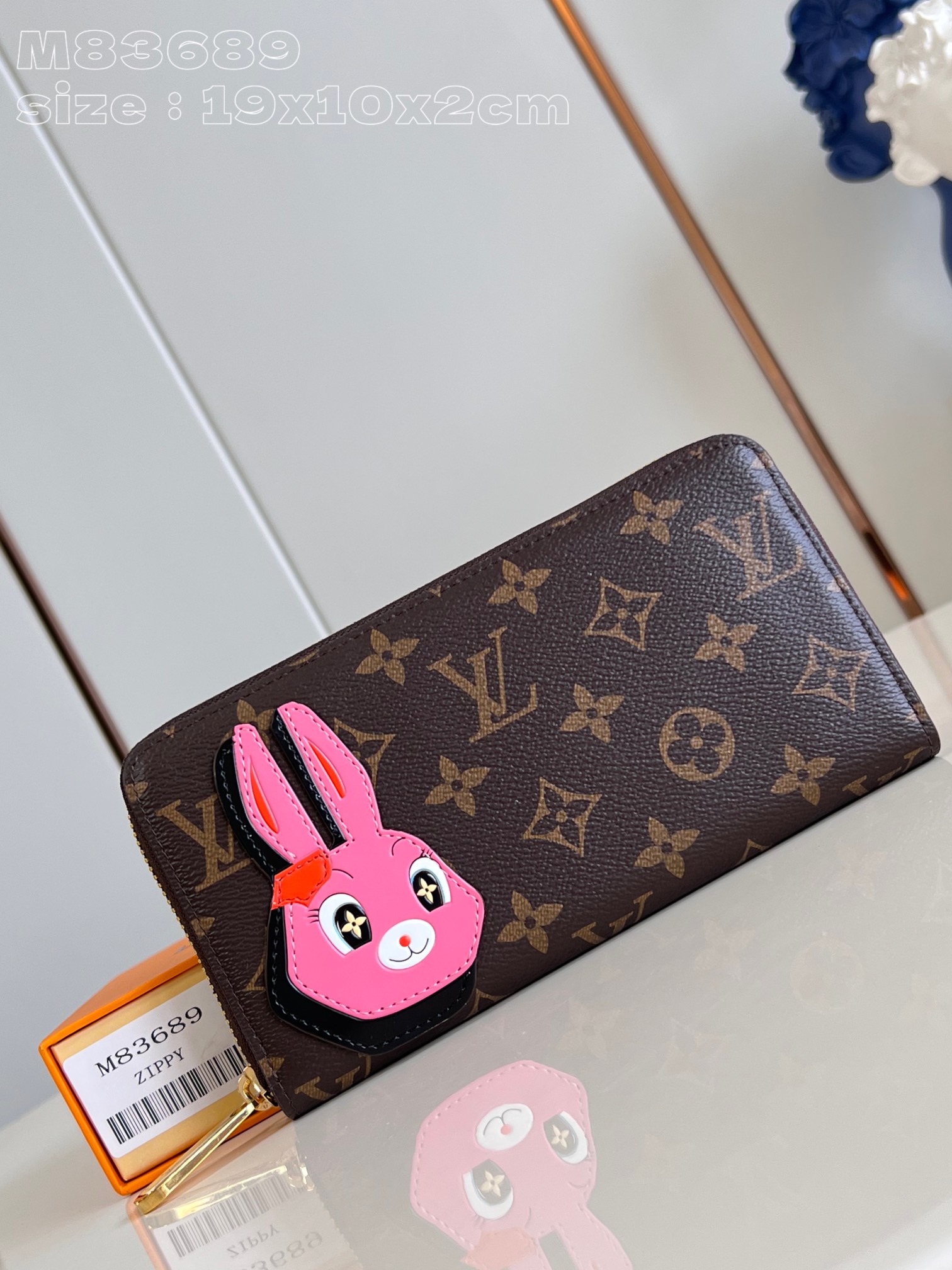 NO:402155,【Exclusive real shot M83689】 This brand-new Louis Vuitton classic zipper wallet is a special edition designed by artistic director Nicolas Ghesquièr and Chinese artist Sun Yidian who is good at painting colorful mass products. The cute and collectible wallet is made of Monogram canvas, and creates a cute pink rabbit pattern with glossy calfskin, adding a playful atmosphere to daily life. 19.5 x 10.5 x 2.5 cm (length x height x width) C.300, LV [original leather], louis vuitton, louis vuitton, cowhide19860909【独家实拍 M83689】 這款造型嶄新的路易威登經典拉鏈錢包是藝術總監Nicolas Ghesquièr與擅長繪畫彩色量產物件的中國藝術家孫一鈿聯乘創作的特別版設計.造型可愛及別具收藏價值的錢包採用Monogram帆布製作,並以亮面小牛皮締造可愛的粉紅色兔子圖案,為日常生活增添俏皮氣息.19.5 x 10.5 x 2.5厘米 (長度 x 高度 x 闊度) C.300,LV【原厂皮】,louis vuitton,louis vuitton,cowhide,Bag