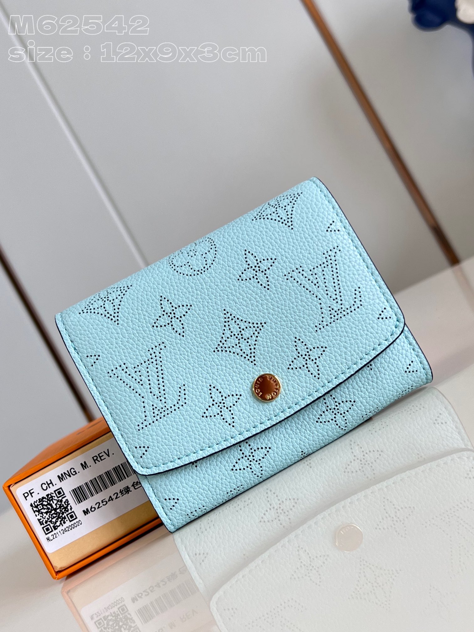 NO:402208,【Exclusive real photo M62542 Green】Made of Louis Vuitton's unique Monogram punched through flowers, this small wallet can be easily stored in any handbag. Open the arc flap and reveal the practical internal compartment, including the credit card slot and zipper change compartment. 12 x 9.5 x 3 cm (length x height x width) C.320, LV [original leather], louis vuitton, louis vuitton19860909【独家实拍 M62542绿】以路易威登独特 Monogram 打孔通花的柔软镂花穿孔皮革制成,这款小巧钱夹可轻易收纳入任何手袋.打开圆弧翻盖即露出结构实用的內部隔层,包括信用卡槽及拉链零钱格.12 x 9.5 x 3厘米 (长度 x 高 x 宽) C.320,LV【原厂皮】,louis vuitton,louis vuitton,Bag