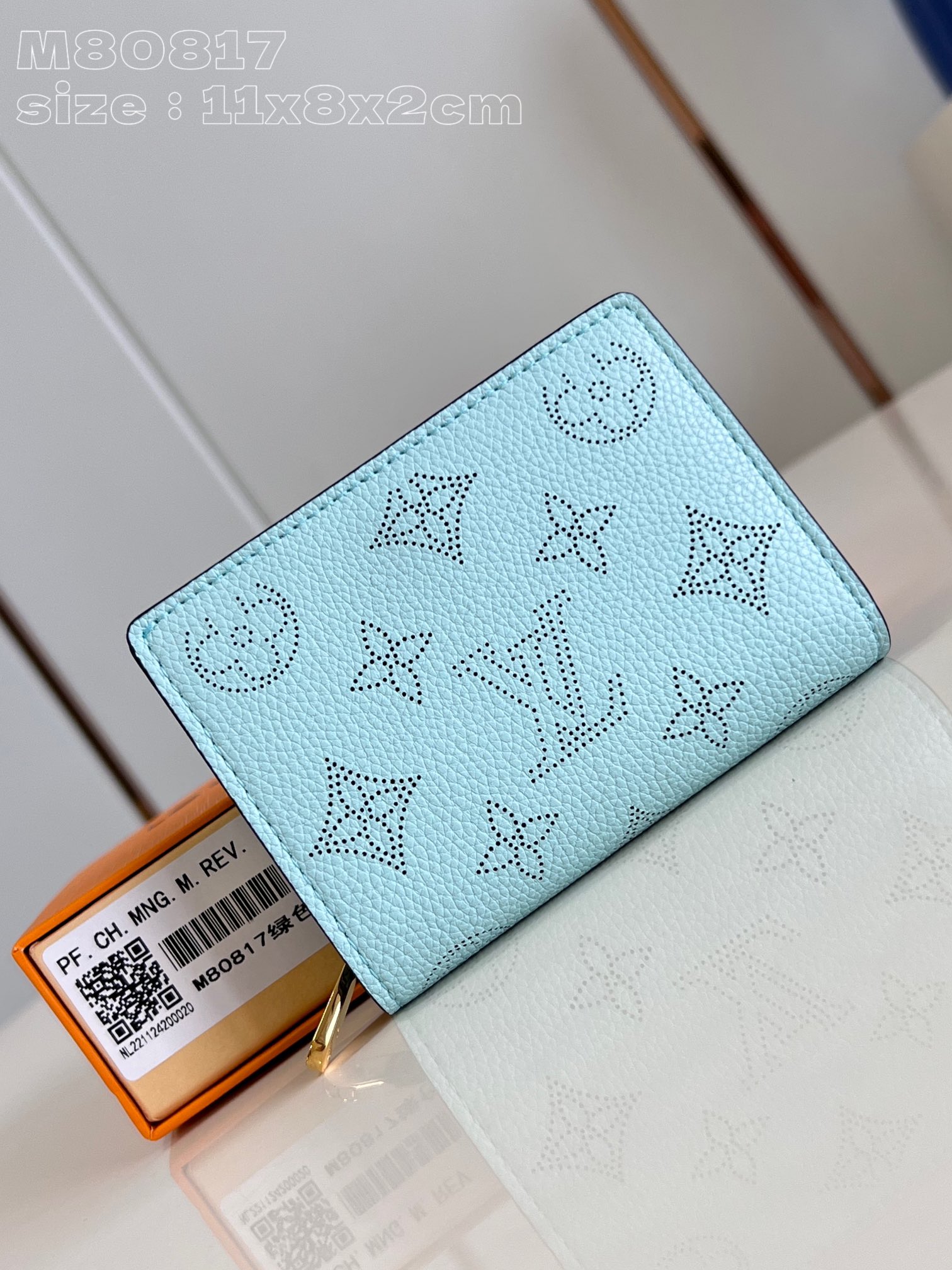 NO:402226,【Exclusive real photo M80817 green】M83502 Cléa wallet is elegant and exquisite, made of soft Mahina calf leather, and reinterprets Louis Vuitton's classic Monogram pattern with punched decoration. The wallet is small in size and can be placed in any Mahina bag. One side of the wallet is equipped with a zipper change compartment, and six credit card mezzanines on the other side, and an open banknote compartment on the back. Size11x8.5x3.5cm C.320, LV [original leather], louis vuitton, louis vuitton, cowhide19860909【独家实拍 M80817绿】M83502這款Cléa錢包設計雅緻精巧,選用柔軟Mahina小牛皮製作,以打孔裝飾重新演繹路易威登經典的Monogram圖案.錢包尺寸小巧,可放於任何Mahina包款,錢包一側配以一個拉鏈零錢格,另一側備有六個信用卡夾層,背面則設有開放式紙幣隔層.size11x8.5x3.5cm C.320,LV【原厂皮】,louis vuitton,louis vuitton,cowhide,Bag