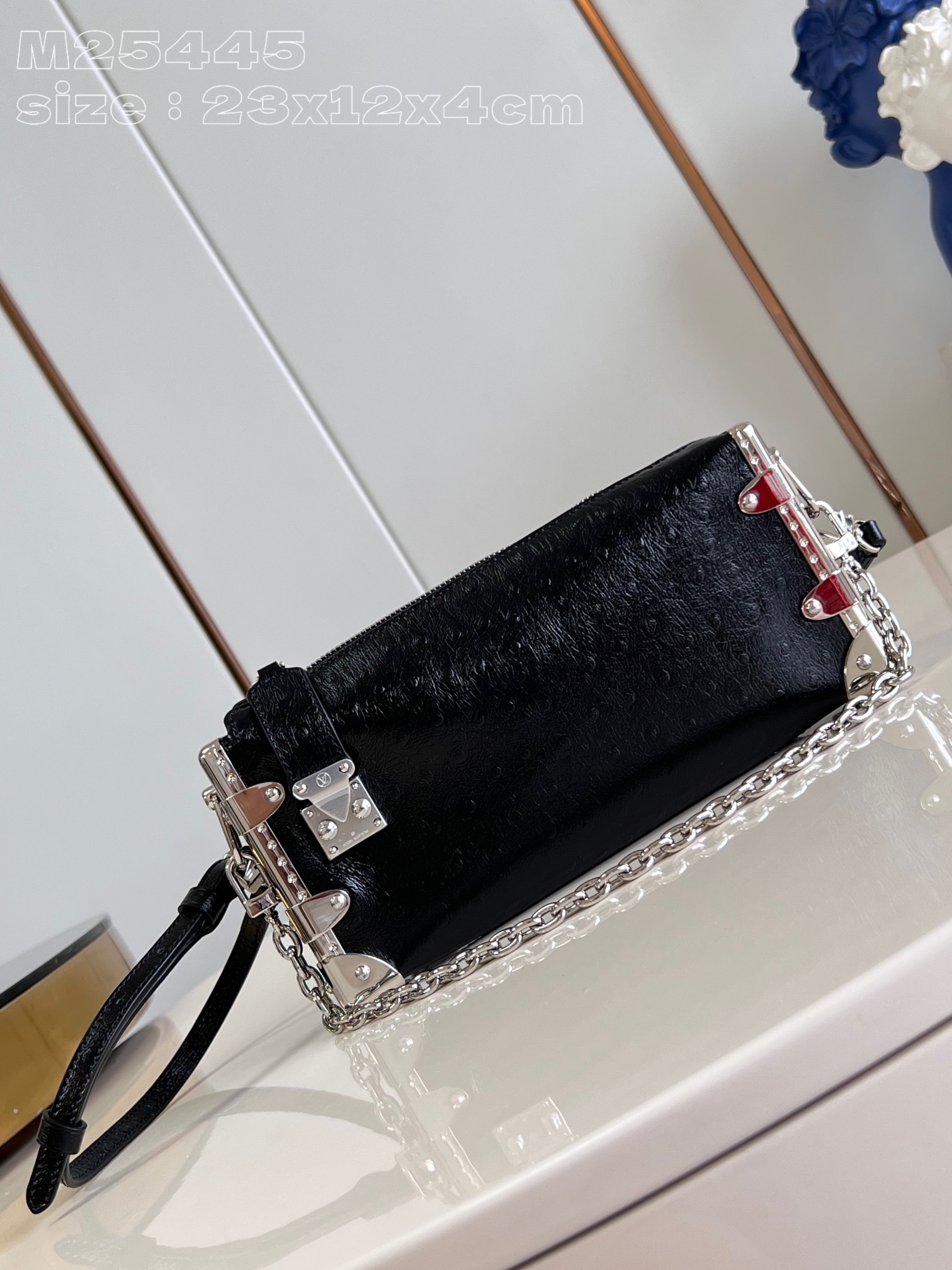 NO:402252,【Exclusive real photo M25445 black ostrich pattern】This Slim Trunk handbag draws inspiration from Louis Vuitton's traditional hard box, and integrates riveted frames and metal S-lock buckles to highlight the avant-garde rock style. The bright chain and adjustable leather shoulder straps are removable, providing a variety of portable options. 23 x 12 x 4 cm (length x height x width) A.950, LV [original leather], louis vuitton, louis vuitton19860909【独家实拍 M25445黑鸵鸟纹】本款 Slim Trunk 手袋向路易威登传统硬箱汲取灵感,为鸵鸟纹皮革融入铆钉边框和金属 S-lock 锁扣,彰显前卫摇滚风范.莹亮链条和可调节皮革肩带均可拆卸,提供多种背携选择.23 x 12 x 4厘米(长度 x 高 x 宽) A.950,LV【原厂皮】,louis vuitton,louis vuitton,Bag