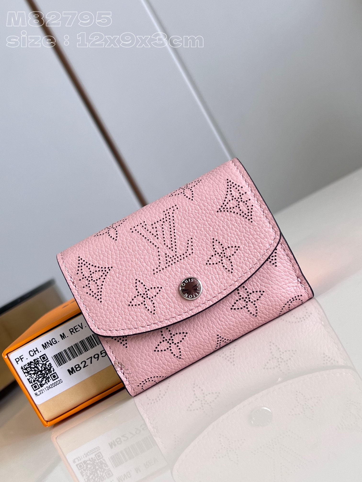 NO:402271,【Exclusive real photo M82795】Made of Louis Vuitton's unique Monogram punched through flowers, this small IRIS COMPACT wallet can be easily stored in any handbag. Open the arc flap and reveal the practical internal compartment, including the credit card slot and zipper change compartment. 12 x 9.5 x 3 cm (length x height x width) C.300, LV [original leather], louis vuitton, louis vuitton19860909【独家实拍 M82795】以路易威登独特 Monogram 打孔通花的柔软镂花穿孔皮革制成,这款小巧IRIS COMPACT钱夹可轻易收纳入任何手袋.打开圆弧翻盖即露出结构实用的內部隔层,包括信用卡槽及拉链零钱格.12 x 9.5 x 3厘米(长度 x 高 x 宽) C.300,LV【原厂皮】,louis vuitton,louis vuitton,Bag