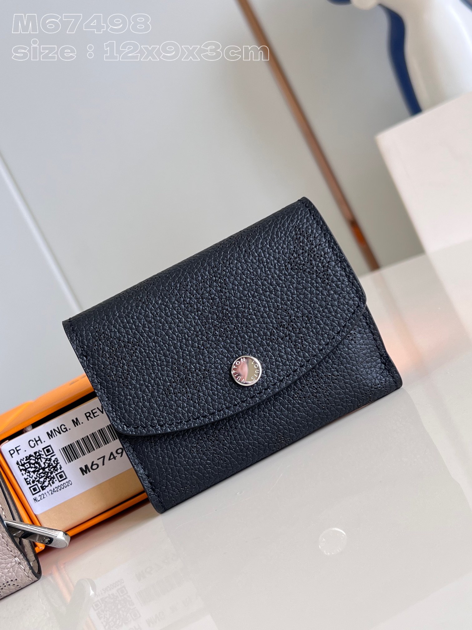 NO:402277,【Exclusive real photo M67498】Made of Louis Vuitton's unique Monogram punched through flowers, this small IRIS COMPACT wallet can be easily stored in any handbag. Open the arc flap and reveal the practical internal compartment, including the credit card slot and zipper change box. 12 x 9.5 x 3 cm (length x height x width) C.300, LV [original leather], louis vuitton, louis vuitton19860909【独家实拍 M67498】以路易威登独特 Monogram 打孔通花的柔软镂花穿孔皮革制成,这款小巧IRIS COMPACT钱夹可轻易收纳入任何手袋.打开圆弧翻盖即露出结构实用的內部隔层,包括信用卡槽及拉链零钱格.12 x 9.5 x 3厘米(长度 x 高 x 宽) C.300,LV【原厂皮】,louis vuitton,louis vuitton,Bag