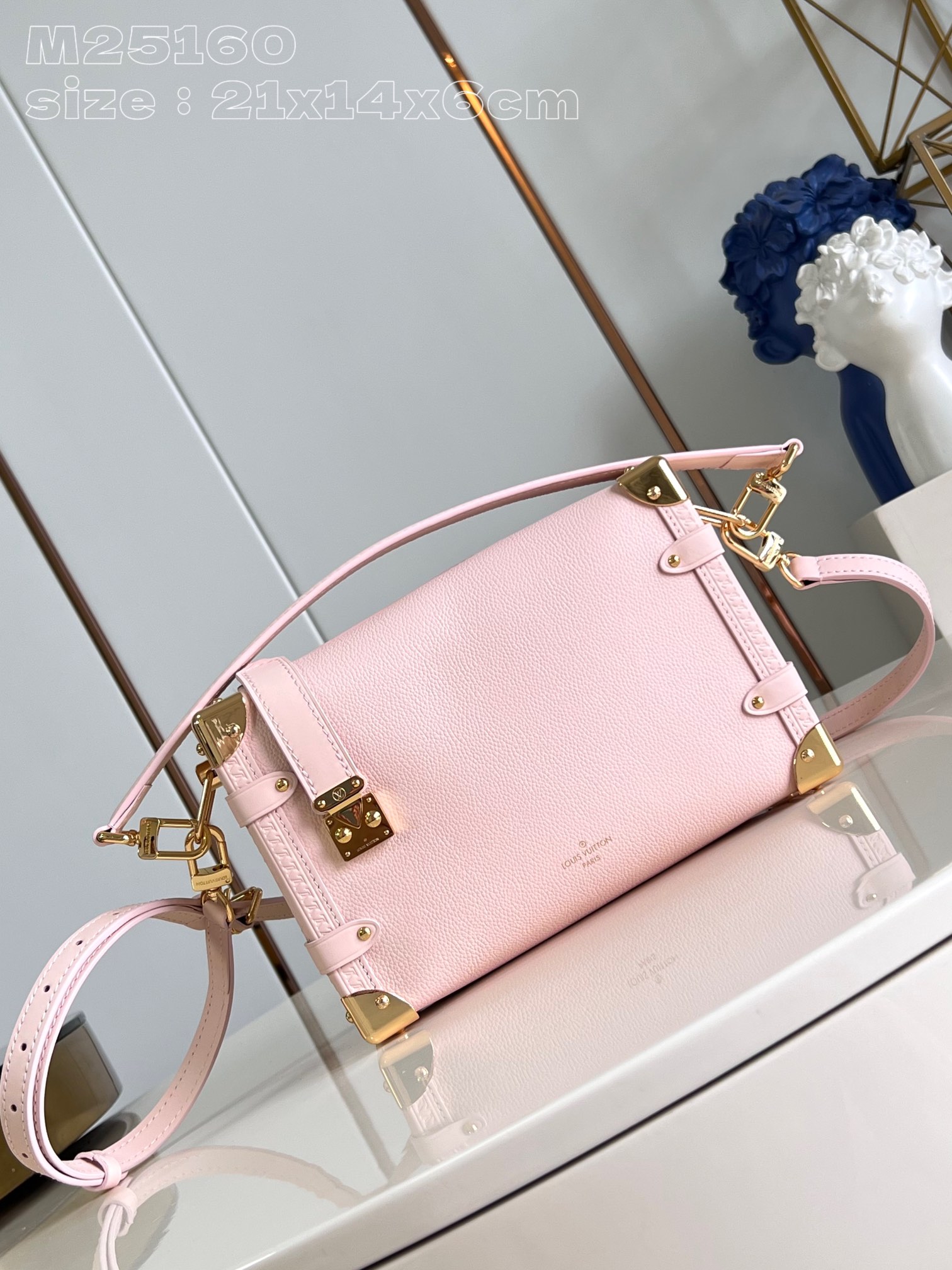 NO:402263,【Exclusive real shot M25160 powder】Creative Director Nicolas Ghesquière greets the brand's traditional hard box with this elegant Side Trunk medium handbag. Grained cowhides with smooth cowhide trim, S-lock lock and metal texture reinforcement corners. The handle and adjustable shoulder strap are removable for handheld, shoulder or crossbody. 21 x 14 x 6 cm (length x height x width) Y.900, LV [original leather], louis vuitton, cowhide19860909【独家实拍 M25160粉】创意总监 Nicolas Ghesquière 以本款雅致 Side Trunk 中号手袋致意品牌传统硬箱.粒面牛皮革包身点缀光滑牛皮革饰边、S-lock 锁扣与金属质感加固包角.手柄与可调节肩带均可拆卸,方便手持、肩背或斜挎.21 x 14 x 6厘米(长度 x 高 x 宽) Y.900,LV【原厂皮】,louis vuitton,cowhide,Bag