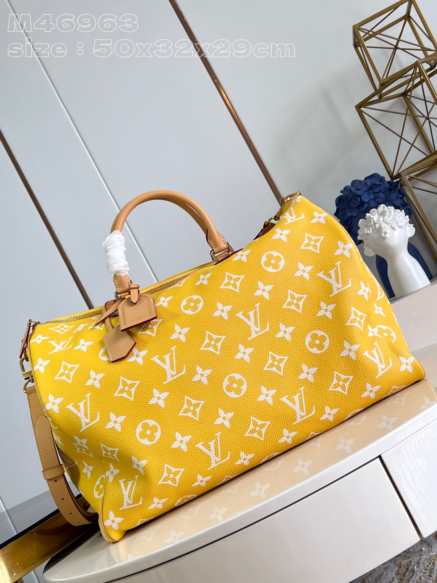 NO:403850,【Exclusive real shot M46963 yellow】Creative Director Pharrell Williams reinterpreted the Speedy Bandoulière 50 Monogram Leather bag with eye-catching and luxurious soft original color calfskin, and used exquisite silk screen printing to embellish the Monogram pattern on Speedy, recreating the twill texture of Monogram canvas on the canvas, creating a blur effect that is almost hand-painted. 50 x 32 x 29 cm (length x height x width) A.1750 [warm reminder This model is too big and does not match the packaging], LV [original leather], louis vuitton, cowhide19860909【独家实拍 M46963黄】創意總監Pharrell Williams以引人注目且奢華柔軟的原色小牛皮重新演繹Speedy  Bandoulière 50 Monogram Leather袋款,並運用精湛的絲網印花工藝將Monogram圖案點綴於Speedy上,於帆布上重現Monogram帆布的斜紋紋理,締造近乎手繪風格的模糊效果.50 x 32 x 29厘米(長度 x 高度 x 闊度) A.1750【温馨提示 此款太大不配包装】,LV【原厂皮】,louis vuitton,cowhide,Bag