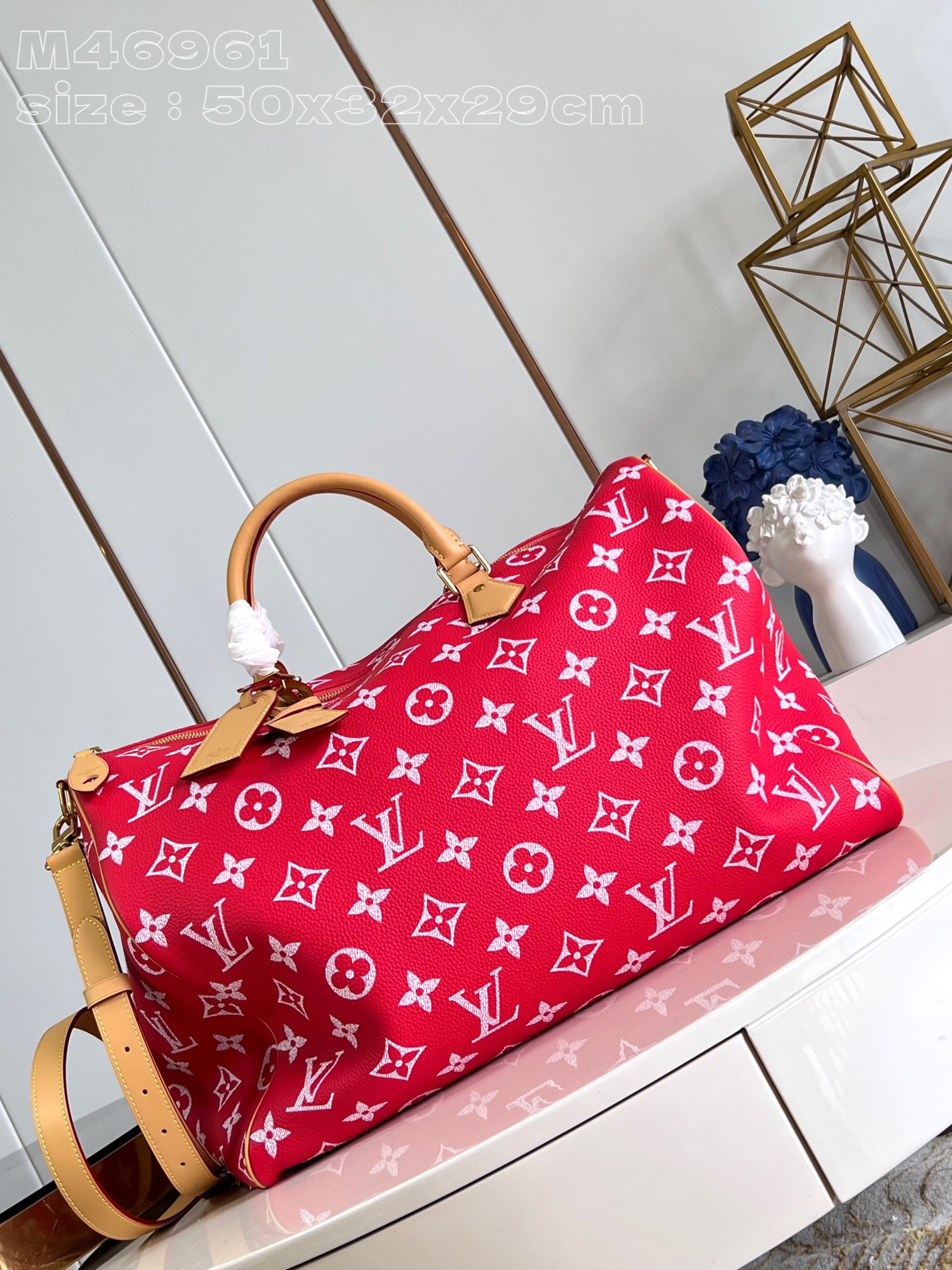 NO:403853,【Exclusive real shot M46961 Red】Creative Director Pharrell Williams reinterpreted the Speedy Bandoulière 50 Monogram Leather bag with a striking and luxurious soft original color calf leather, and used exquisite silk screen printing to embellish the Monogram pattern on Speedy, recreating the twill texture of Monogram canvas on the canvas, creating a blur effect that is almost hand-painted. 50 x 32 x 29 cm (length x height x width) A.1750 [warm reminder This model is too big and does not match the packaging], LV [original leather], louis vuitton, cowhide19860909【独家实拍 M46961红】創意總監Pharrell Williams以引人注目且奢華柔軟的原色小牛皮重新演繹Speedy  Bandoulière 50 Monogram Leather袋款,並運用精湛的絲網印花工藝將Monogram圖案點綴於Speedy上,於帆布上重現Monogram帆布的斜紋紋理,締造近乎手繪風格的模糊效果.50 x 32 x 29厘米(長度 x 高度 x 闊度) A.1750【温馨提示 此款太大不配包装】,LV【原厂皮】,louis vuitton,cowhide,Bag