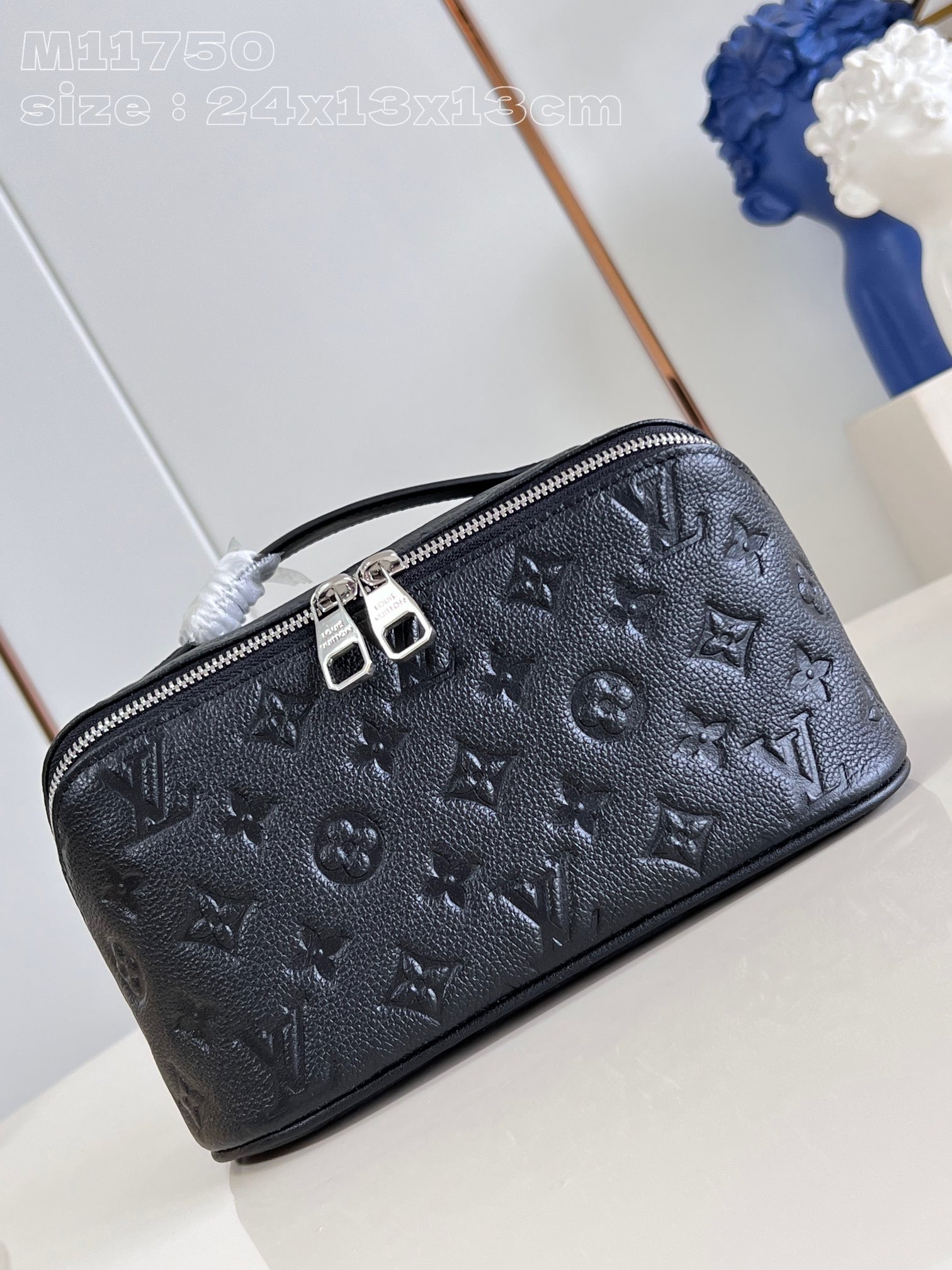 NO:402372,【Exclusive real photo M11750 embossed】Toiletry Bag 2 Compartments Monogram embossed Taurillon leather and washable fabric lining, double zipper wide-mouth design opens the organ compartment, which can safely store toiletries. The top handle makes it easy to follow. 24 x 13 x 13 cm (length x height x width) C.530,LV [original leather],louis vuitton19860909【独家实拍 M11750压花】Toiletry Bag 2 Compartments 盥洗袋取材 Monogram 压纹 Taurillon 皮革和可水洗织物内衬,以双拉链广口设计开启风琴内隔层,可稳妥收纳洗漱用品.顶部手柄实现便捷随行.24 x 13 x 13厘米 (长度 x 高 x 宽) C.530,LV【原厂皮】,louis vuitton,Bag