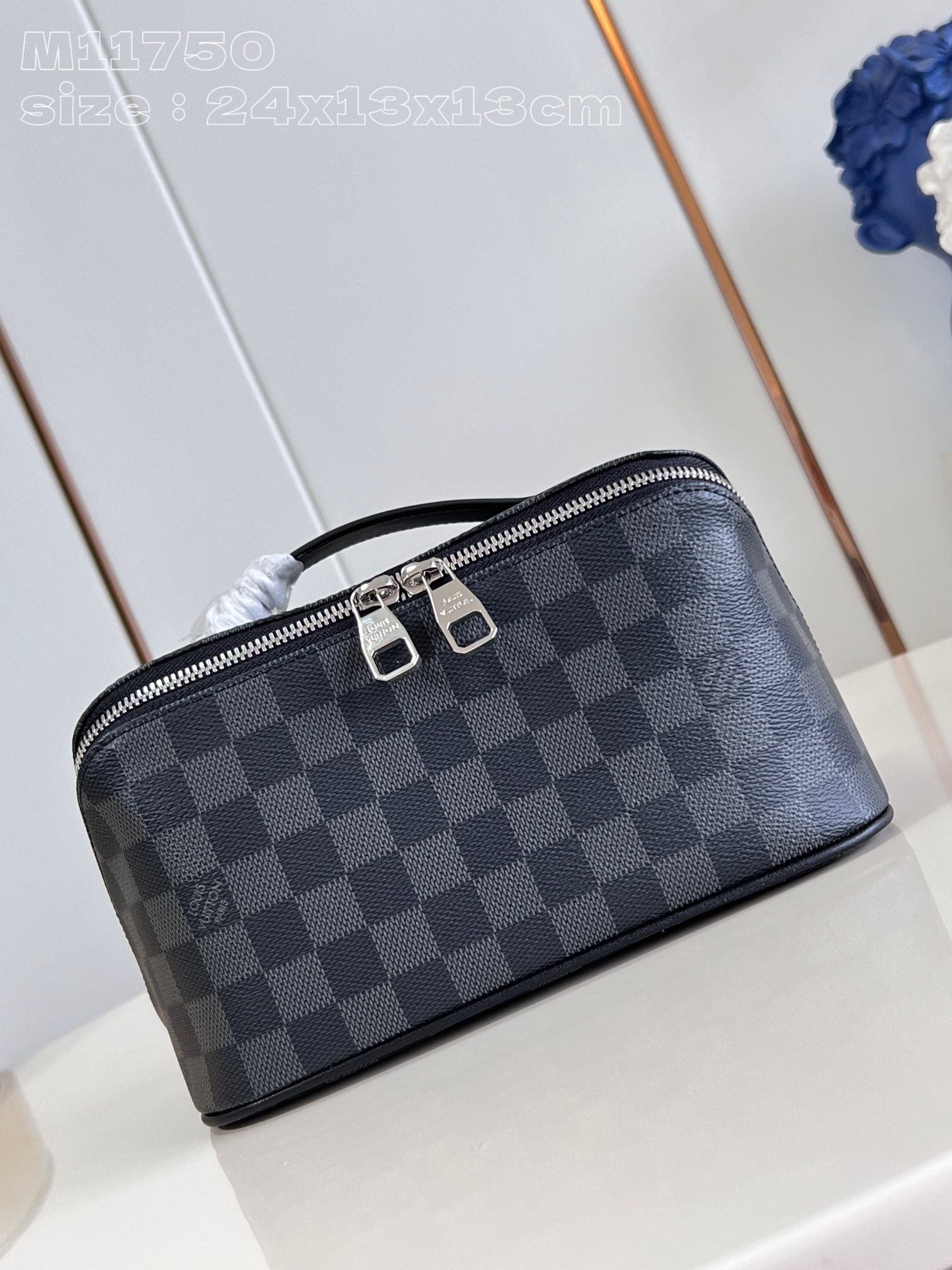 NO:402376,【Exclusive real photo M11750 black grid】Toiletry Bag 2 Compartments Monogram coated canvas and washable fabric lining, double zipper wide-mouth design opens the organ compartment, which can safely store toiletries. The top handle makes it easy to follow. 24 x 13 x 13 cm (length x height x width) C.500,LV [original leather],louis vuitton19860909【独家实拍 M11750黑格】Toiletry Bag 2 Compartments 盥洗袋取材 Monogram 涂层帆布和可水洗织物内衬,以双拉链广口设计开启风琴内隔层,可稳妥收纳洗漱用品.顶部手柄实现便捷随行.24 x 13 x 13厘米 (长度 x 高 x 宽) C.500,LV【原厂皮】,louis vuitton,Bag