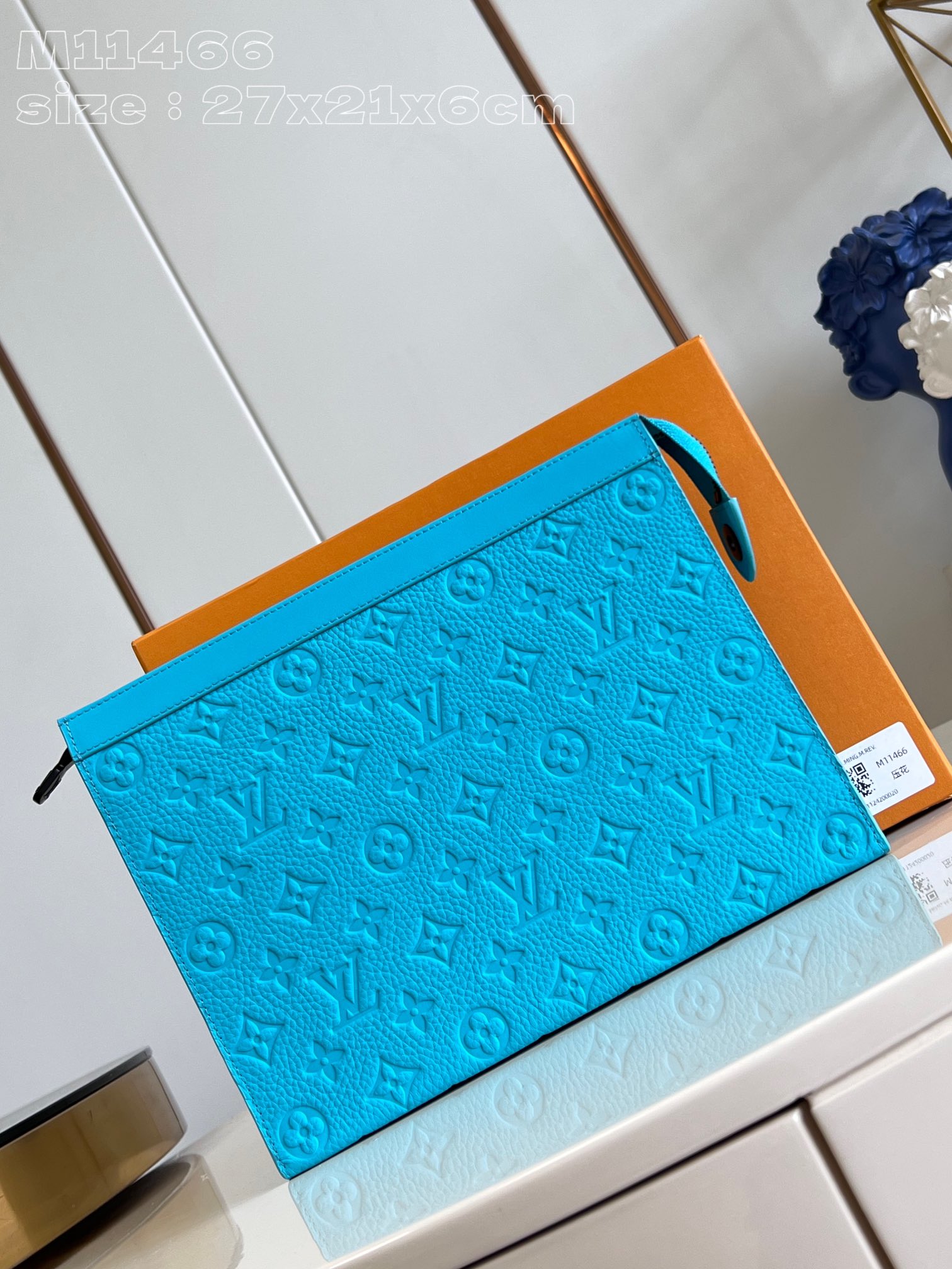 NO:402416,【Exclusive real photo M11466 blue embossed】Pochette Voyage medium clutch with Monogram embossed Taurillon leather, which blends depth and shade, and makes the leather trim and zipper perfectly flexible design, and can also be included in the travel handbag. 27 x 21 x 6 cm (length x height x width) C.400,LV [original leather],louis vuitton,handbag19860909【独家实拍 M11466蓝压花】Pochette Voyage 中号手拿包以 Monogram 压纹 Taurillon 皮革 呈现深浅交融,再令皮革饰边和拉链完善灵动设计,亦可收入旅行手袋.27 x 21 x 6厘米 (长度 x 高 x 宽) C.400,LV【原厂皮】,louis vuitton,handbag,Bag