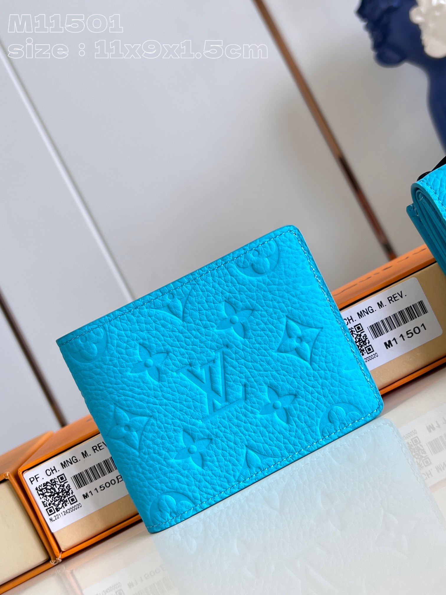 NO:402382,【Exclusive real photo M11501】This Multiple wallet is on the full grain Taurillon leather surface depicts classic Monogram embossing, shaping compact configuration and concise lines. Card mezzanine, inner bag and compartment can neatly store cash and notes and other objects. Detailed features 11.5 x 9 x 1.5 cm (length x height x width) C.220,LV [original leather],louis vuitton19860909【独家实拍 M11501】本款 Multiple 钱夹在全粒面 Taurillon 皮革表面描绘经典 Monogram 压纹,塑造紧凑构型和简明线条.卡片夹层、内袋和隔层可齐整收纳现金和票据等物.详细特征11.5 x 9 x 1.5 厘米 (长度 x 高 x 宽) C.220,LV【原厂皮】,louis vuitton,Bag