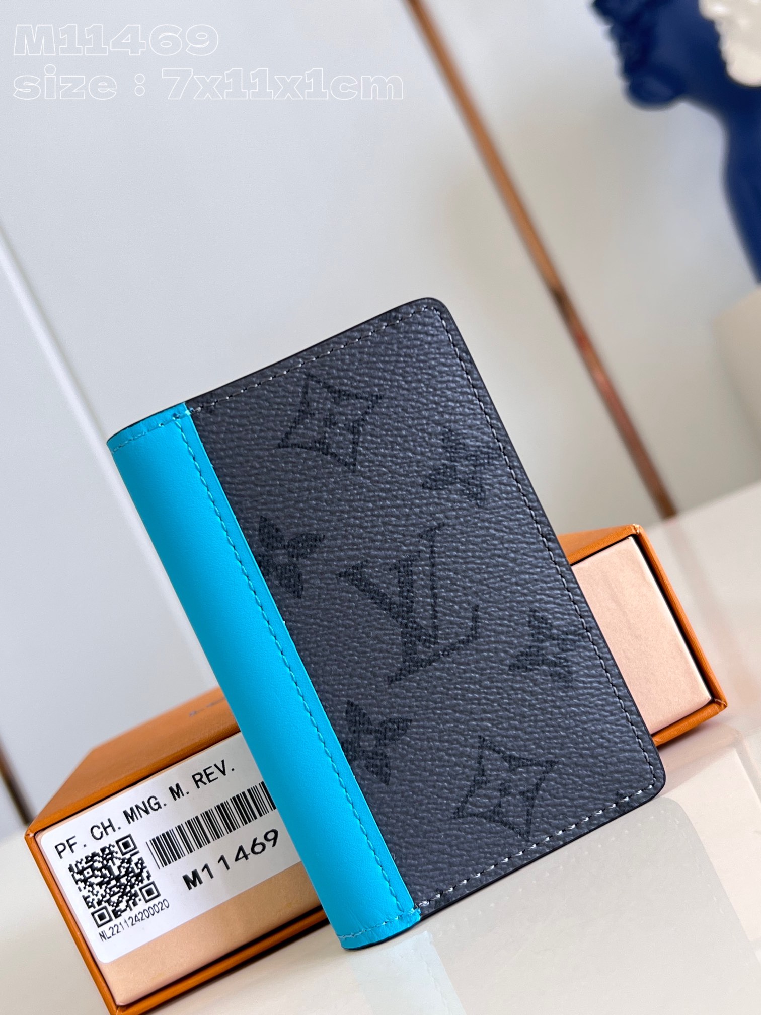 NO:402390,【Exclusive real photo M11469】This pocket wallet achieves a compact configuration with Monogram Eclipse Reverse canvas, revealing the deep style of Monogram pattern. The cowhide adds attention to the brushstrokes, igniting the vitality of youth. 7.5 x 11.1 x 1 cm (length x height x width) C.190,LV [original leather],louis vuitton,versace,cowhide19860909【独家实拍 M11469】本款口袋钱夹以 Monogram Eclipse Reverse 帆布成就紧凑构型,展露 Monogram 图案的深邃格调.牛皮革饰边再添瞩目笔触,点燃澎湃青春活力.7.5 x 11.1 x 1厘米 (长度 x 高 x 宽) C.190,LV【原厂皮】,louis vuitton,versace,cowhide,Bag
