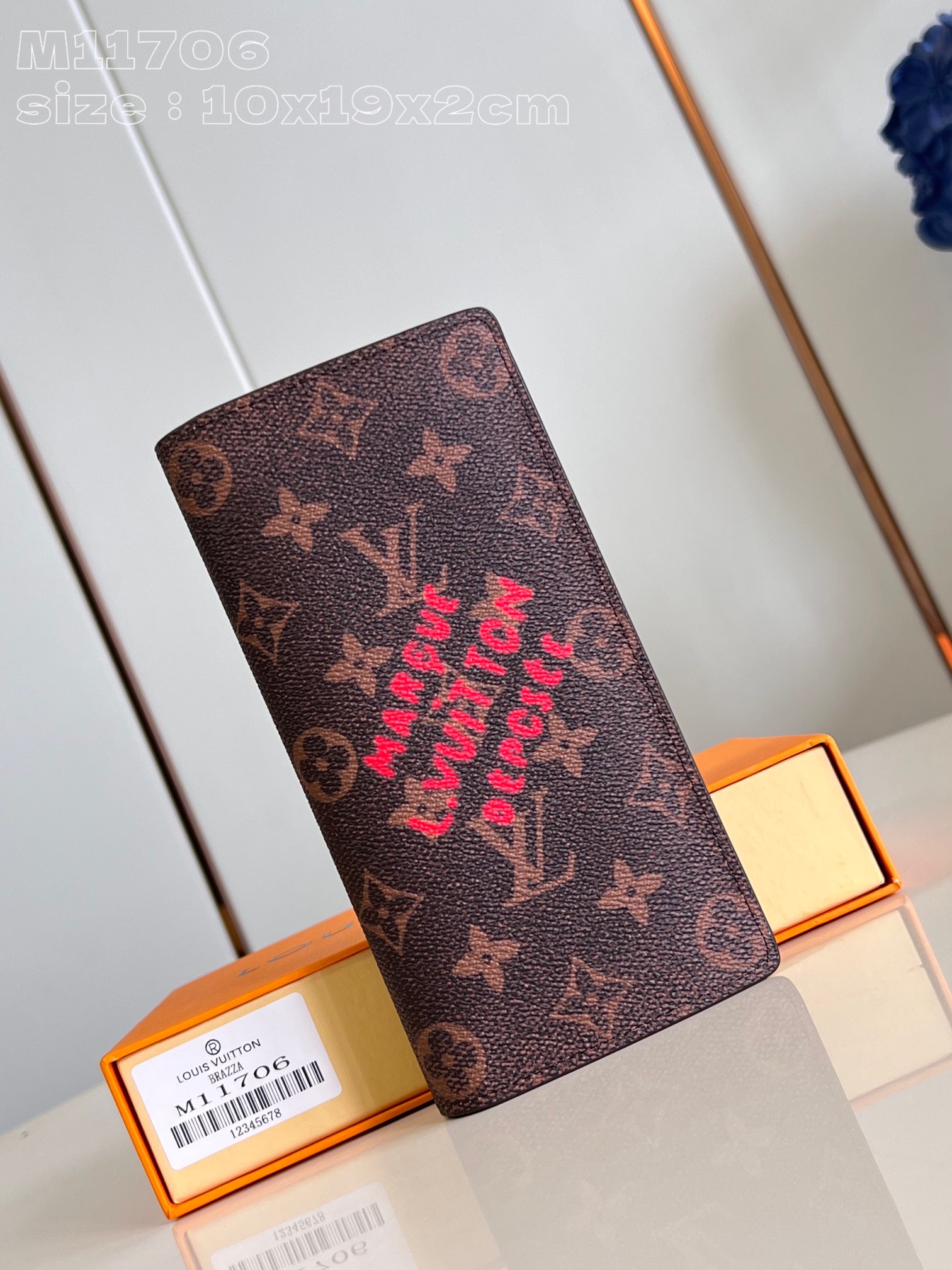 NO:402419,【Exclusive real shot M11706】This Brazza wallet is made of Pharrell Williams’ Monogram Dust canvas launched at the autumn and winter From Paris to Virginia theme fashion show, which gives the Monogram pattern aging effect and expresses the Marque L.Vuitton Déposée logo for the front. It has card mezzanine, inner compartment and zippered coin bag. 10 x 19 x 2 cm (length x height x width) C.260,LV [original leather],louis vuitton19860909【独家实拍 M11706】本款 Brazza 钱夹取材 Pharrell Williams 在 秋冬 From Paris to Virginia 主题时装秀上推出的 Monogram Dust 帆布,令 Monogram 图案呈现做旧效果,并为正面抒写 Marque L.Vuitton Déposée 标识.设有卡片夹层、内隔层和拉链零钱袋.10 x 19 x 2厘米 (长度 x 高 x 宽) C.260,LV【原厂皮】,louis vuitton,Bag