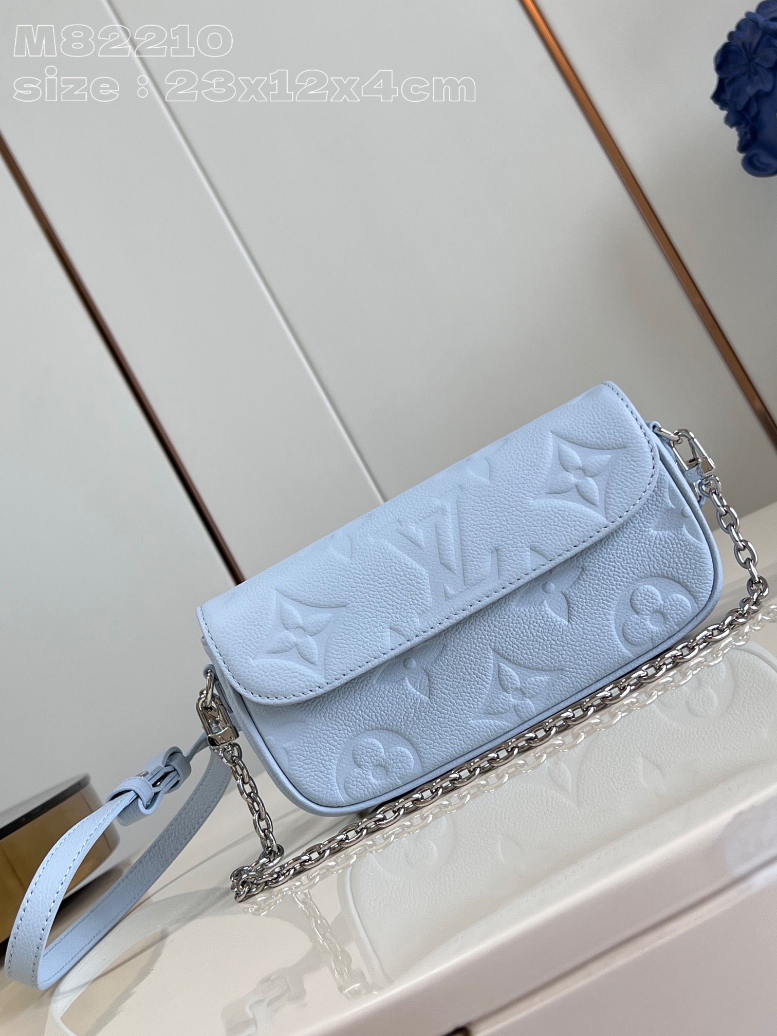 NO:402433,【Exclusive real photo M82210 orchid embossed】 Wallet on Chain Ivy handbag with a large Monogram pattern on Monogram Empreinte grain leather surface, adding a trendy choice for daily travel and evening occasions. Use short chains and removable and adjustable leather shoulder straps to switch handheld, shoulder back and crossbody. Detailed features 23.5 x 12 x 4.3 cm (length x height x width) Q.700, LV [original leather], louis vuitton19860909【独家实拍 M82210兰压花】Wallet on Chain Ivy 手袋于 Monogram Empreinte 粒面皮革表面压印大号 Monogram 图案,为日常出行和晚间场合再添潮流之选.巧用短链条和可拆卸并调节的皮革肩带,手持、肩背、斜挎随心切换.详细特征23.5 x 12 x 4.3厘米(长度 x 高 x 宽) Q.700,LV【原厂皮】,louis vuitton,Bag