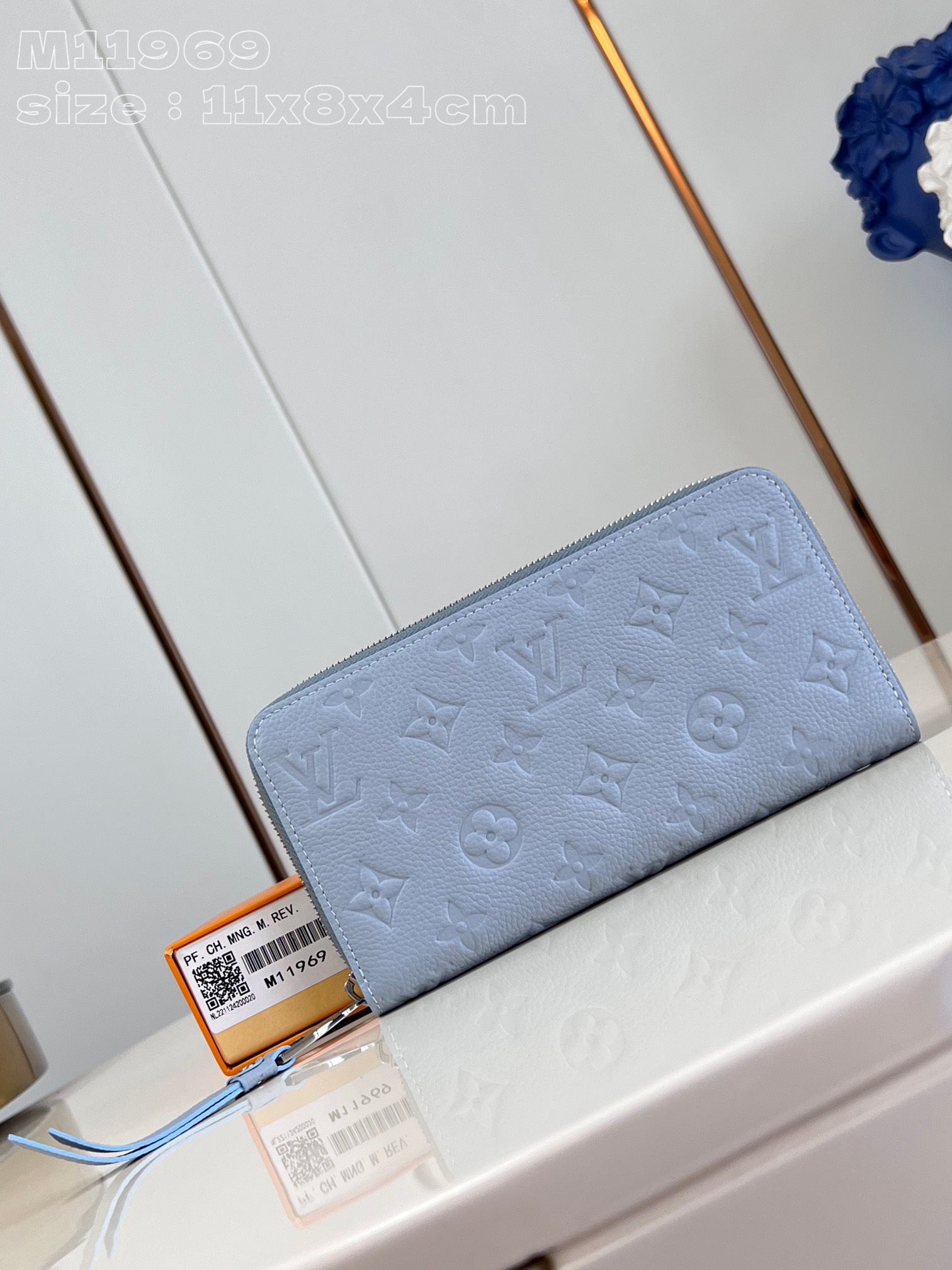 NO:402438,【Exclusive real photo M11969】zippy wallet Louis Vuitton classic Monogram pattern emerges on soft and delicate Monogram Empreinte leather, making the brand's iconic Zippy wallet more eye-catching. The full zipper design is exquisitely matched with a delicate inner lining, and the small configuration is quite functional. It can also be used as a clutch. 19.5 x 10.5 x 2.5 cm (length x height x width) C.350, LV [original leather], louis vuitton,louis vuitton,handbag19860909【独家实拍 M11969】zippy钱夹 路易威登经典 Monogram 图案在柔软细腻的 Monogram Empreinte 皮革上浮现,令品牌标志性的 Zippy 钱夹更为瞩目.全拉链设计搭配考究内里,小巧构型颇具功能性.亦可用作手拿包.19.5 x 10.5 x 2.5厘米(长度 x 高 x 宽) C.350,LV【原厂皮】,louis vuitton,louis vuitton,handbag,Bag