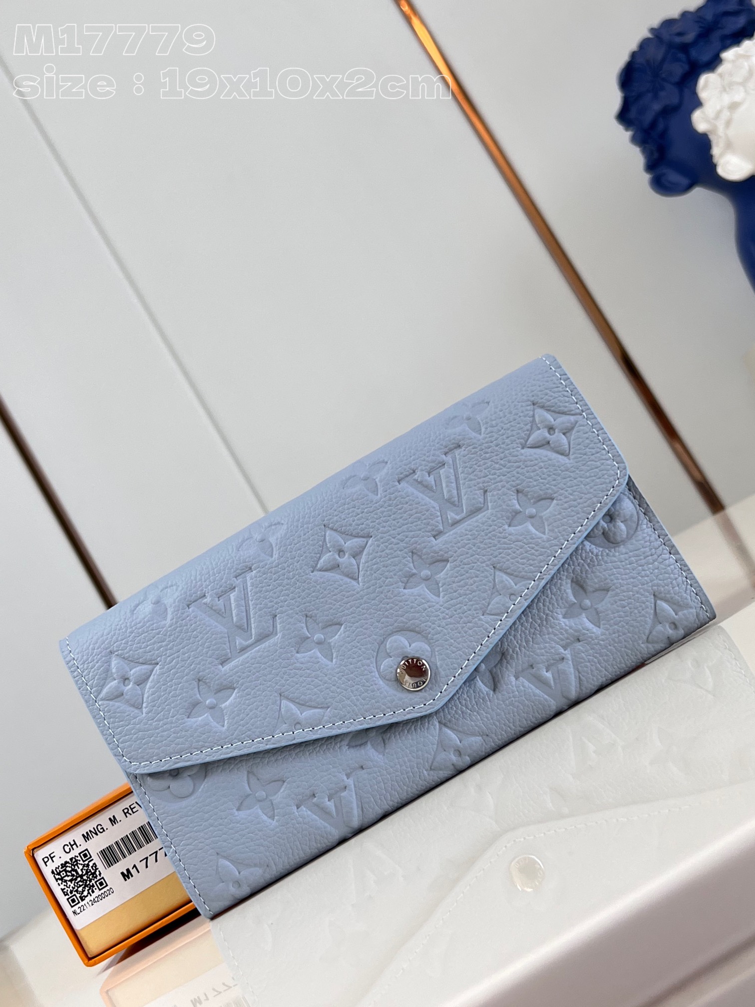 NO:402441,【Exclusive real photo M17779】This Louis Vuitton classic Sarah wallet is made of two-color Monogram Empreinte leather, showing elegant style. The design is embossed with the iconic Monogram embossed pattern, the envelope-style bag cover is paired with gold snaps. Open the wallet to show an orderly internal space. In addition, it is equipped with two large compartments, multiple pockets and 16 business card interlayers. 19 x 10.5 x 2 cm (length x height x width) C.350, LV [original leather], louis vuitton, louis vuitton19860909【独家实拍 M17779】這款路易威登經典的Sarah錢包以雙色Monogram Empreinte皮革製造,盡顯優雅格調.設計綴以標誌性的Monogram壓花圖案,信封式的袋蓋配以金色按扣,打開錢包即展現井然有序的內部間隔,此外另配有兩個大型隔層、多個口袋和16個名片夾層.19 x 10.5 x 2厘米(長度 x 高度 x 闊度) C.350,LV【原厂皮】,louis vuitton,louis vuitton,Bag