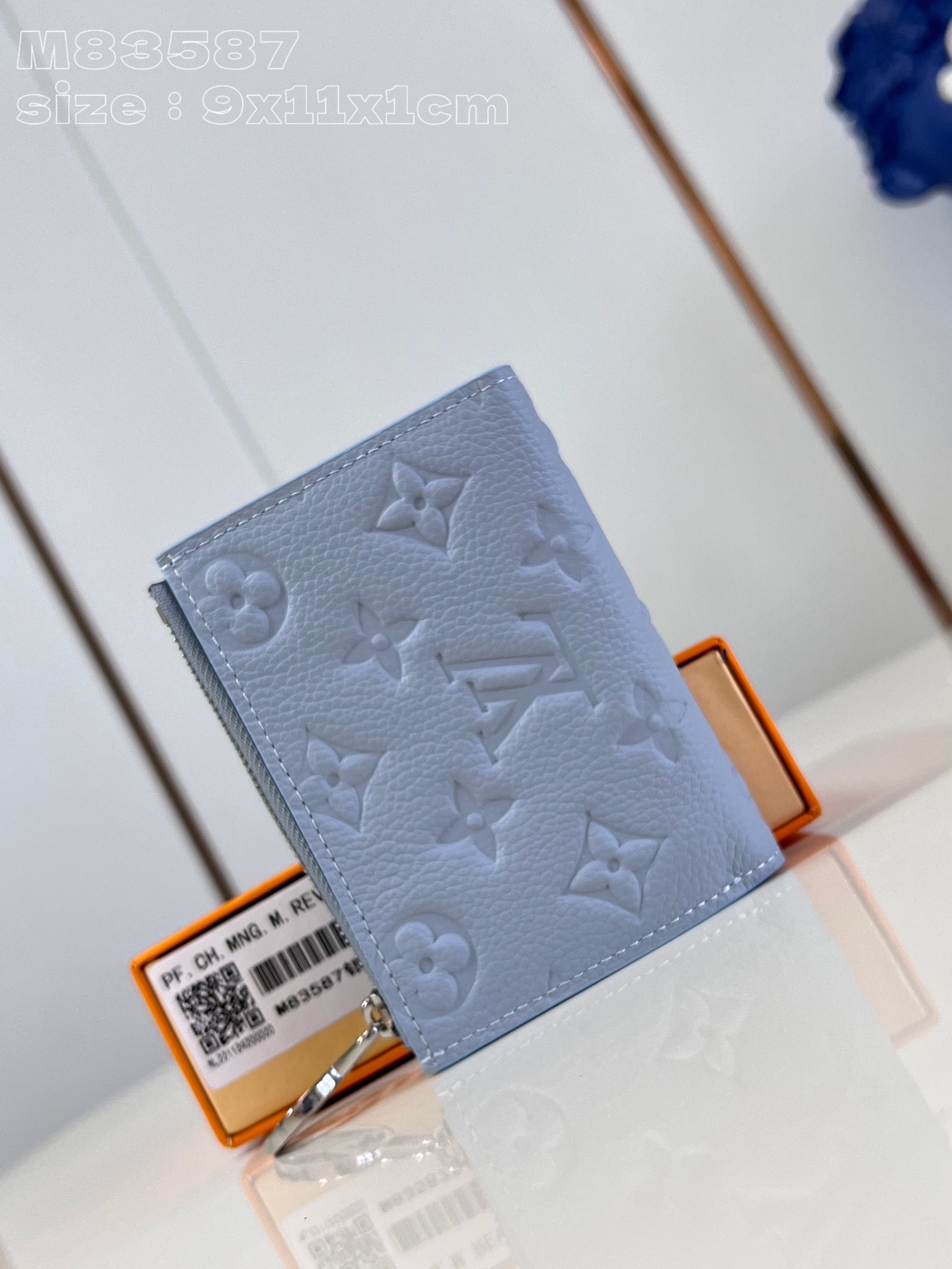 NO:402453,【Exclusive real shot M83587 silver】This Lisa wallet was reinterpreted in blue Monogram Empreinte leather this season, embellished with low-key Monogram floral embossed pattern. The wallet is simple and compact, and can be easily placed in a handbag or pocket, and is equipped with several patch pockets and business card mezzanine. The LV Circle logo zipper head adds a more refined design. 9 x 11.5 x 1.5 cm (length x height x width) C.240, LV [original leather], louis vuitton, cowhide19860909【独家实拍 M83587银】這款Lisa錢包於今季採用蓝色調的Monogram Empreinte牛皮重新演繹,並綴以低調的Monogram花卉壓花圖案.錢包設計簡約小巧,能輕鬆放入手袋或口袋中,並配備數個貼袋及名片夾層,而LV Circle標誌吊飾拉鏈頭則令設計倍添精緻.9 x 11.5 x 1.5厘米 (長度 x 高度 x 闊度) C.240,LV【原厂皮】,louis vuitton,cowhide,Bag