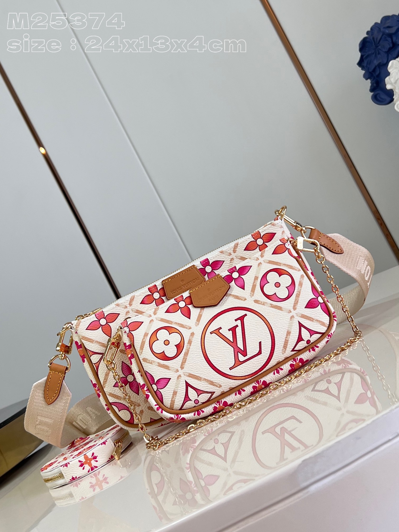 NO:402477,【Exclusive real photo M25374 red color】This Multi Pochette Accessoires handbag comes from the LV By The Pool series, using Monogram Tiles canvas to release the summer atmosphere and then make the zipper bags snuggle with each other. Use removable and adjustable wide fabric shoulder straps and dazzling chains to explore more shapes and carry possibilities. 24 x 13.5 x 4 cm (length x height x width) C.600, LV [original leather], louis vuitton19860909【独家实拍 M25374红彩】本款 Multi Pochette Accessoires 手袋出自 LV By The Pool 系列,以 Monogram Tiles 帆布释放夏日气息,再令拉链袋相互依偎.巧用可拆卸并调节的宽幅织物肩带和耀目链条,探索更多造型和背携可能.24 x 13.5 x 4厘米(长度 x 高 x 宽) C.600,LV【原厂皮】,louis vuitton,Bag