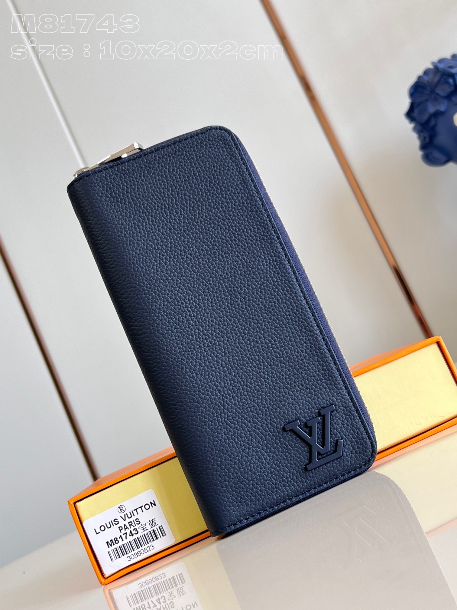 NO:402496,【Exclusive real photo M81743 royal blue】LV Aerogram leather makes this zippy vertical wallet reveal a low-key brand style and show elegant temperament. The black cowhide is exquisitely crafted and soft, just like the air mailing paper of the past, embellished with the same-toned metal LV Initials logo, which is more stylish. The style is equipped with reliable and secure zipper opening and closing, and the inner space is full, bringing the ideal style for fashionable men who like all-in-one wallets. Product information 10 x 20 x 2 cm (length x height x width) NS.320,LV [original leather],louis vuitton,cowhide19860909【独家实拍 M81743宝蓝】LV Aerogram皮革令這款zippy竖款钱夹流露低調的品牌格調,展現典雅氣質.黑色牛皮造工精緻且質料柔軟,好比昔日的航空郵箋,綴以同色調金屬的LV Initials標誌,更顯型格.款式備有可靠穩妥的拉鏈開合,內層空間十足,為喜歡多合一錢包的時尚男士帶來理想款式.產品資料10 x 20 x 2厘米(長度 x 高度 x 闊度) NS.320,LV【原厂皮】,louis vuitton,cowhide,Bag