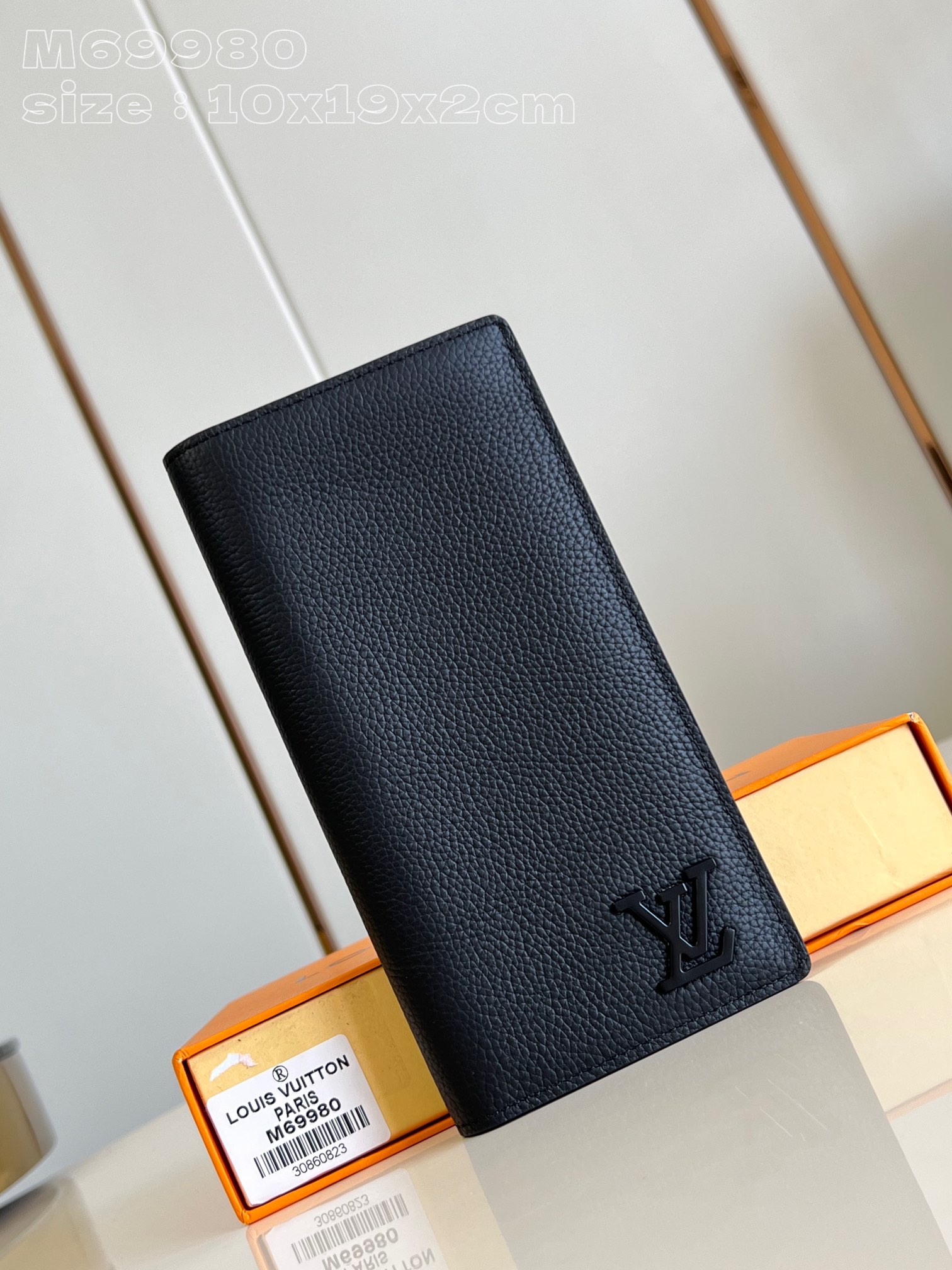 NO:402502,【Exclusive real shot M69980 black】The new LV Aerogram Brazza wallet emphasizes the delicate texture of grain cowhide leather, and then low-key imprints the identity with metal LV letters. The compartment and card slots can accommodate banknotes, documents and coins, which is suitable for pairing with LV Aerogram series handbags. 10 x 19 x 2 cm (length x height x width) NS.280,LV [original leather],louis vuitton,cowhide19860909【独家实拍 M69980黑】全新 LV Aerogram Brazza 钱夹着重粒面牛皮革的细腻质感,再以金属 LV 字母低调烙印身份.隔层和卡位可容纳纸钞、文件和硬币,与 LV Aerogram 系列手袋搭配相宜.10 x 19 x 2厘米(长度 x 高 x 宽) NS.280,LV【原厂皮】,louis vuitton,cowhide,Bag