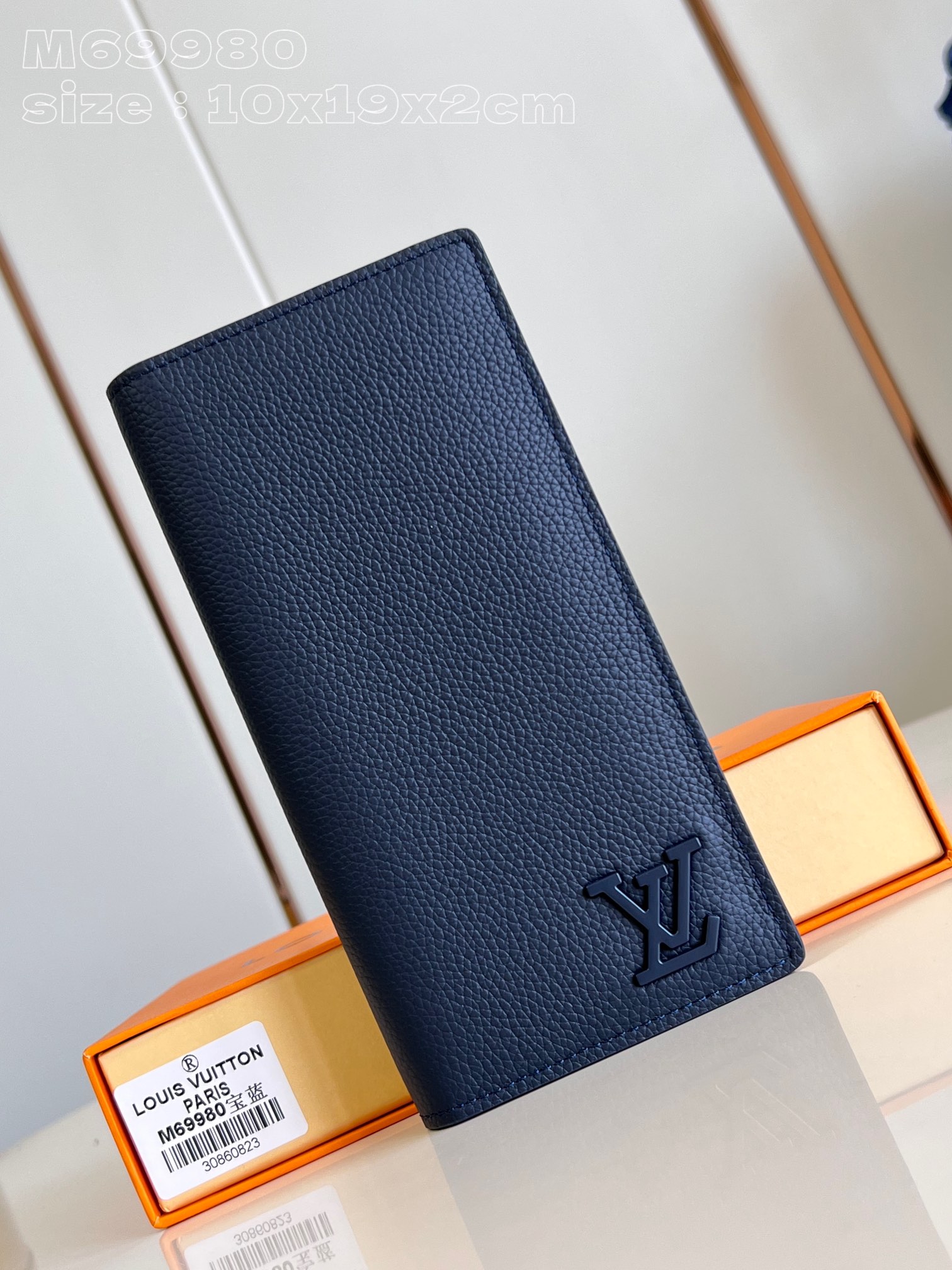 NO:402507,【Exclusive real photo M69980 royal blue】The new LV Aerogram Brazza wallet emphasizes the delicate texture of grain cowhide leather, and then low-key imprints the identity with metal LV letters. The compartment and card slot can accommodate banknotes, documents and coins, which is suitable for pairing with LV Aerogram series handbags. 10 x 19 x 2 cm (length x height x width) NS.280,LV [original leather],louis vuitton,cowhide19860909【独家实拍 M69980宝蓝】全新 LV Aerogram Brazza 钱夹着重粒面牛皮革的细腻质感,再以金属 LV 字母低调烙印身份.隔层和卡位可容纳纸钞、文件和硬币,与 LV Aerogram 系列手袋搭配相宜.10 x 19 x 2厘米(长度 x 高 x 宽) NS.280,LV【原厂皮】,louis vuitton,cowhide,Bag