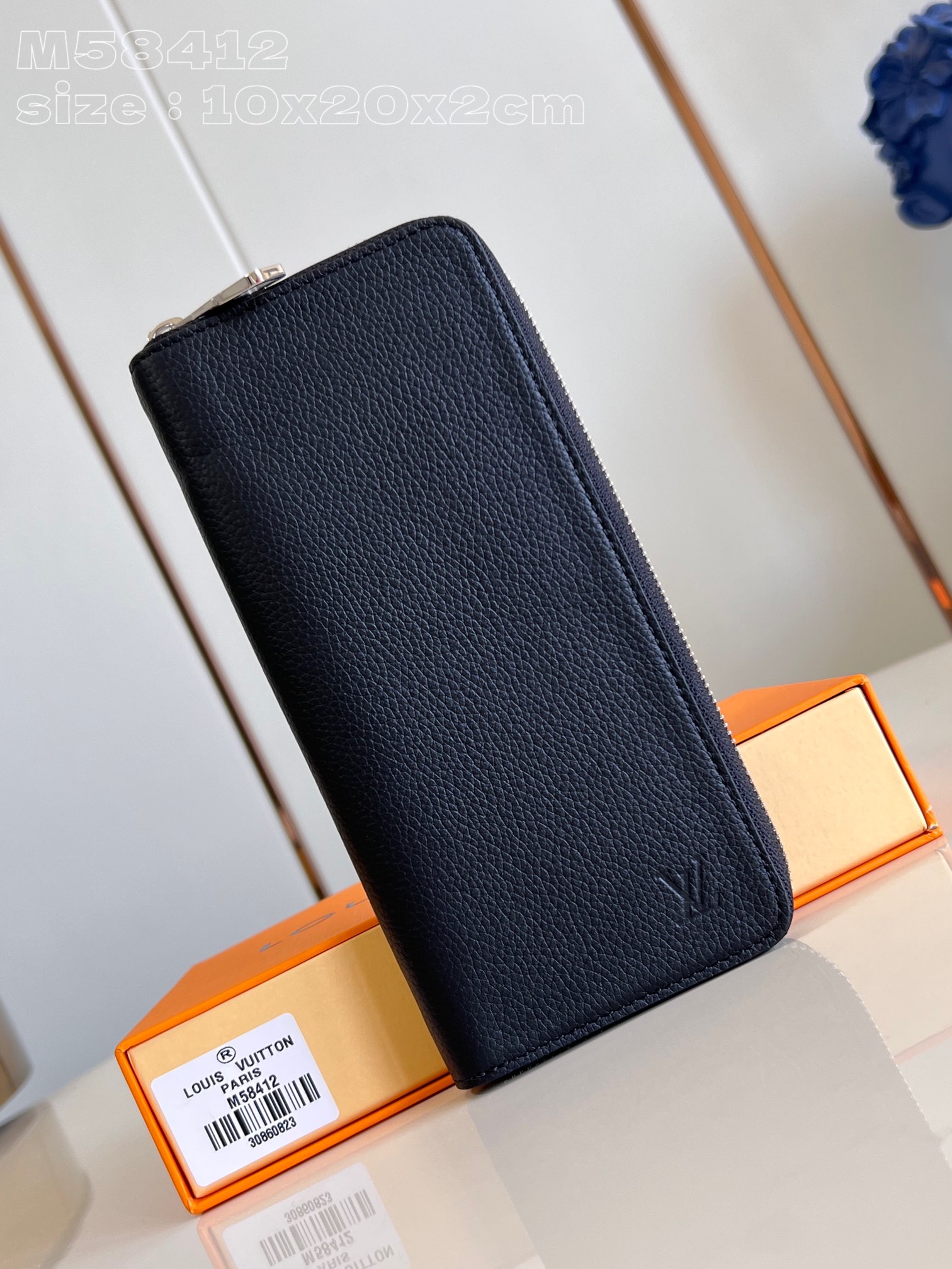 NO:402531,【Exclusive real photo M58412】This zippy vertical wallet reveals a low-key brand style and shows elegant temperament. The black cowhide is exquisitely crafted and soft, just like the air mail paper of the past. The style is equipped with reliable and reliable zipper opening and closing, and the inner space is full, bringing the ideal style for fashionable men who like all-in-one wallets. Product information 10 x 20 x 2 cm (length x height x width) NS.300, LV [original leather], louis vuitton, cowhide19860909【独家实拍 M58412】這款zippy竖款钱夹流露低調的品牌格調,展現典雅氣質.黑色牛皮造工精緻且質料柔軟,好比昔日的航空郵箋,款式備有可靠穩妥的拉鏈開合,內層空間十足,為喜歡多合一錢包的時尚男士帶來理想款式.產品資料10 x 20 x 2厘米(長度 x 高度 x 闊度) NS.300,LV【原厂皮】,louis vuitton,cowhide,Bag