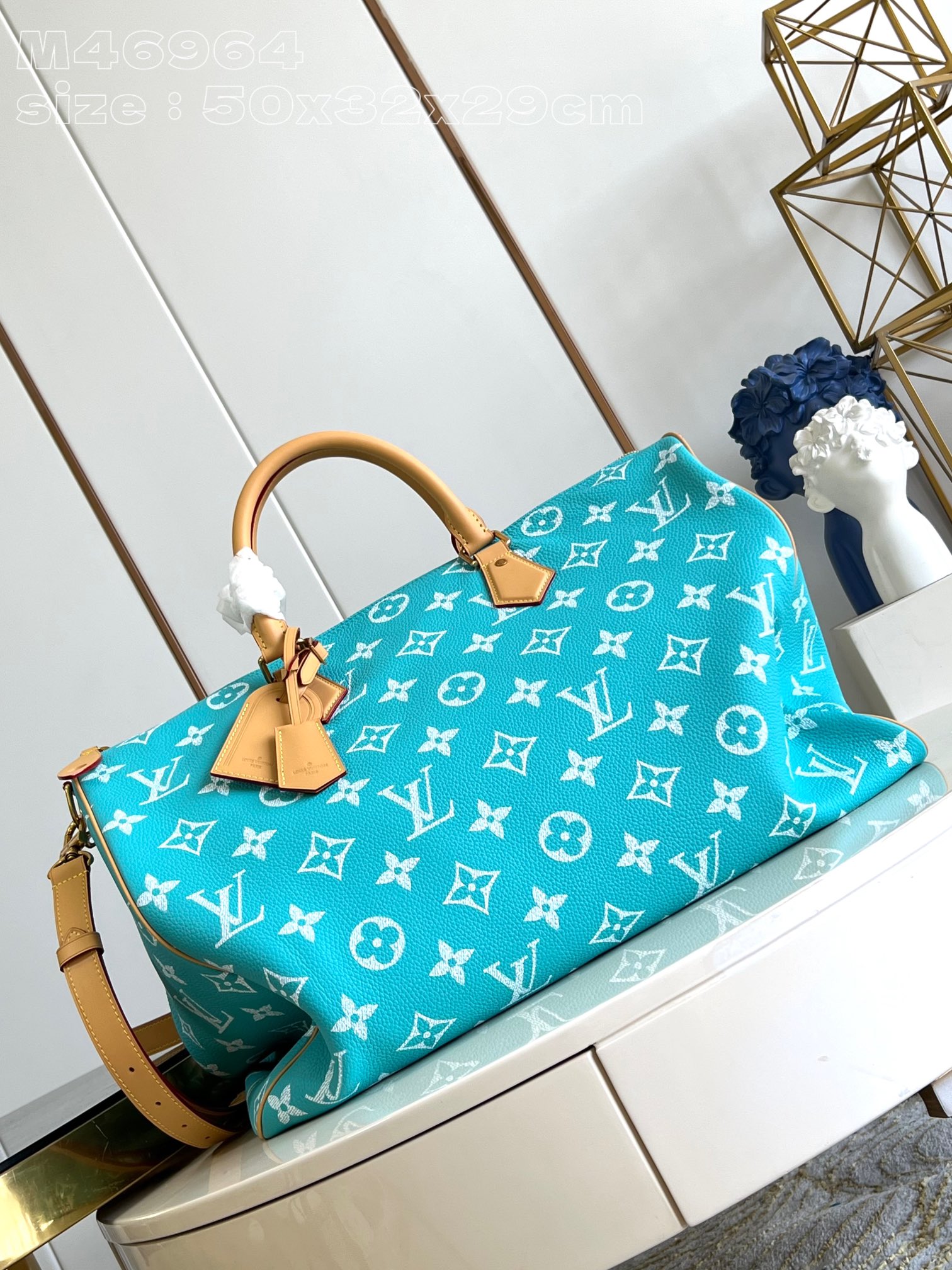NO:405075,【Exclusive real shot M11565 Lake Water Lan】M46964 Creative Director Pharrell Williams reinterpreted the Speedy Bandoulière 50 Monogram Leather bag with eye-catching and luxurious soft original color calfskin, and used exquisite silk screen printing to embellish the Monogram pattern on Speedy, recreating the twill texture of Monogram canvas on the canvas, creating a blur effect that is almost hand-painted. 50 x 32 x 29 cm (length x height x width) A.1750 【warm reminder This model is too big and does not match the packaging】, LV 【original leather】, louis vuitton, cowhide19860909【独家实拍 M11565湖水兰】M46964 創意總監Pharrell Williams以引人注目且奢華柔軟的原色小牛皮重新演繹Speedy  Bandoulière 50 Monogram Leather袋款,並運用精湛的絲網印花工藝將Monogram圖案點綴於Speedy上,於帆布上重現Monogram帆布的斜紋紋理,締造近乎手繪風格的模糊效果.50 x 32 x 29厘米(長度 x 高度 x 闊度) A.1750【温馨提示 此款太大不配包装】,LV【原厂皮】,louis vuitton,cowhide,Bag