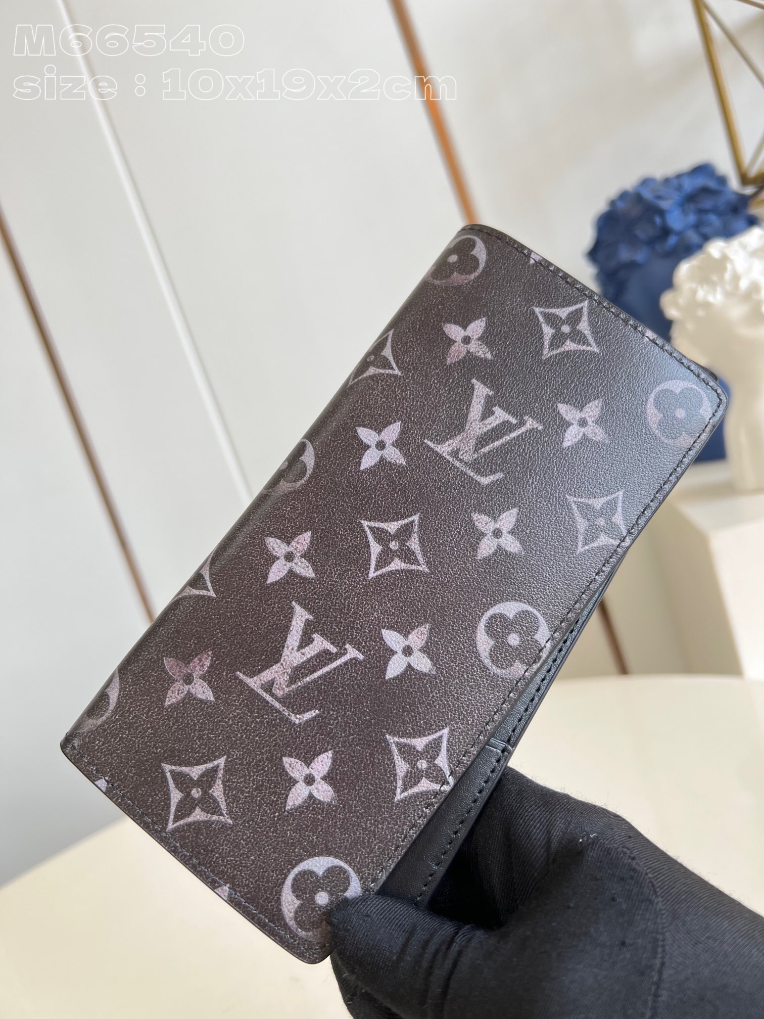 出厂价210【顶级原单 M66540丝印 】本款Brazza 钱夹取材 Brushed Monogram 皮革，呈现褪色效果 Monogram 印花和做旧质感，致意牛仔长期使用的皮革马鞍。尺寸小巧，能够塞入夹克胸袋，同时轻松收纳各种硬币、信用卡与票据。10 x 19 x 2 厘米(长度 x 高 x 宽)