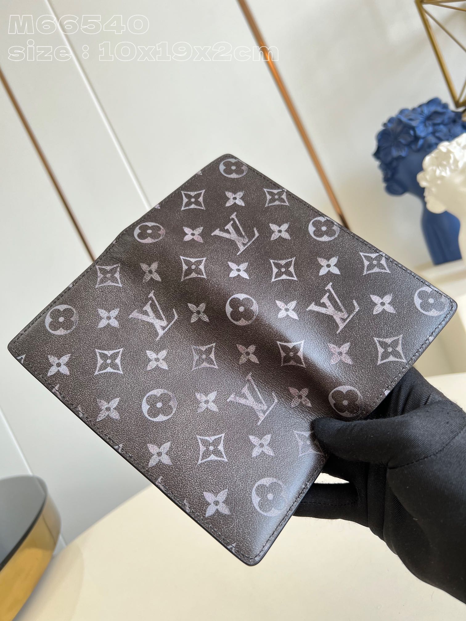 出厂价210【顶级原单 M66540丝印 】本款Brazza 钱夹取材 Brushed Monogram 皮革，呈现褪色效果 Monogram 印花和做旧质感，致意牛仔长期使用的皮革马鞍。尺寸小巧，能够塞入夹克胸袋，同时轻松收纳各种硬币、信用卡与票据。10 x 19 x 2 厘米(长度 x 高 x 宽)