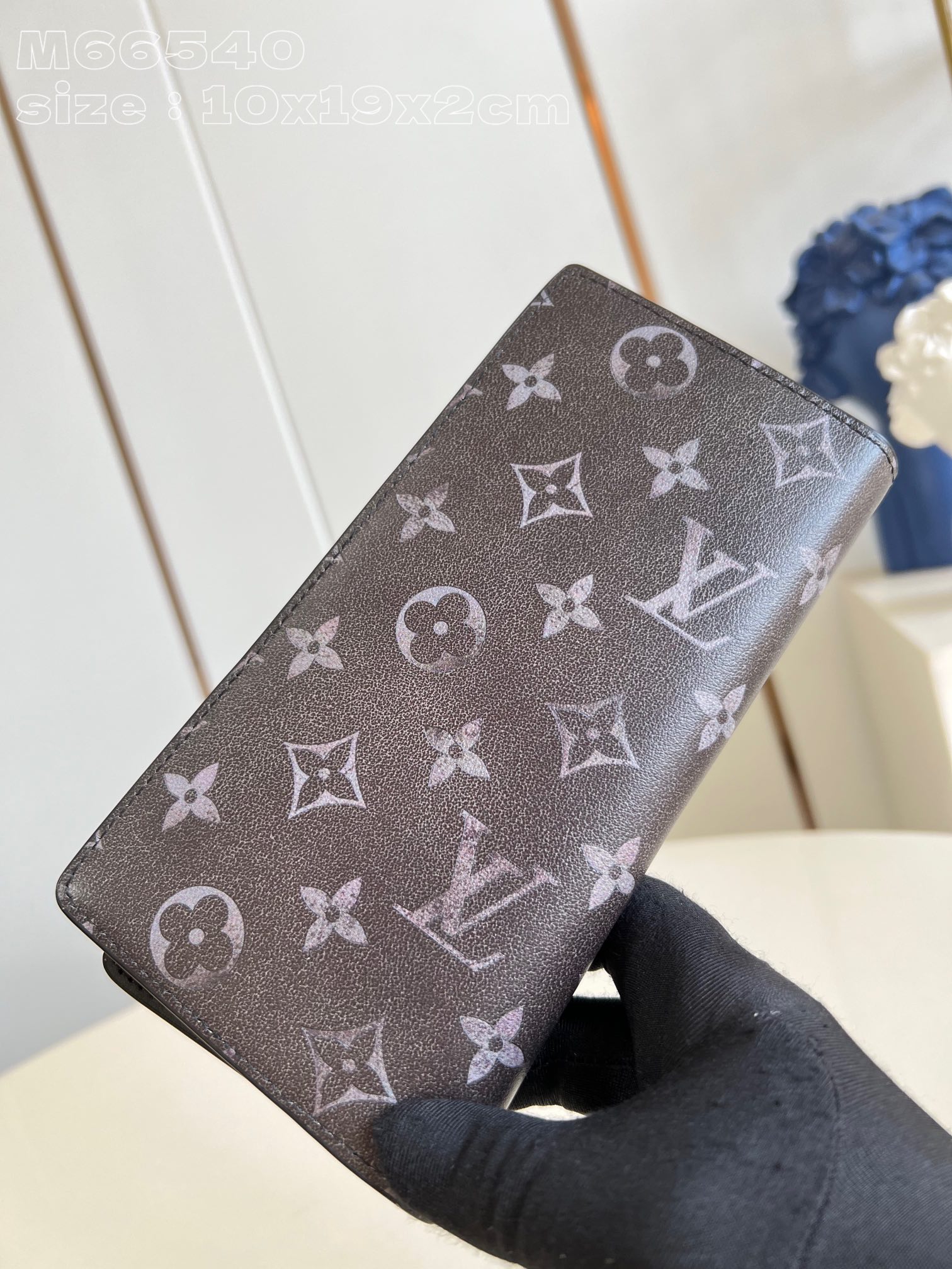 出厂价210【顶级原单 M66540丝印 】本款Brazza 钱夹取材 Brushed Monogram 皮革，呈现褪色效果 Monogram 印花和做旧质感，致意牛仔长期使用的皮革马鞍。尺寸小巧，能够塞入夹克胸袋，同时轻松收纳各种硬币、信用卡与票据。10 x 19 x 2 厘米(长度 x 高 x 宽)
